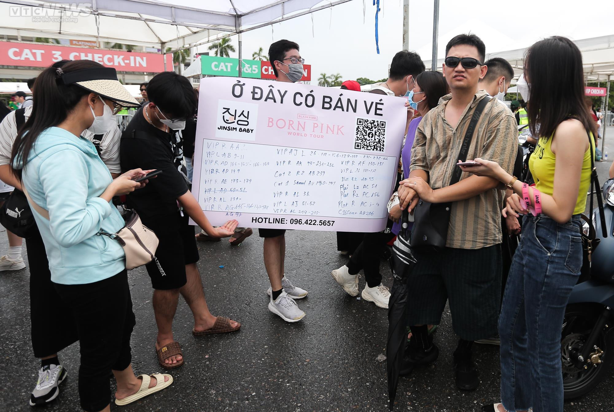 Phe vé BLACKPINK: Tăng 4 triệu đồng/cặp, đội mưa nắng suốt 3 ngày mong kiếm lời - 3