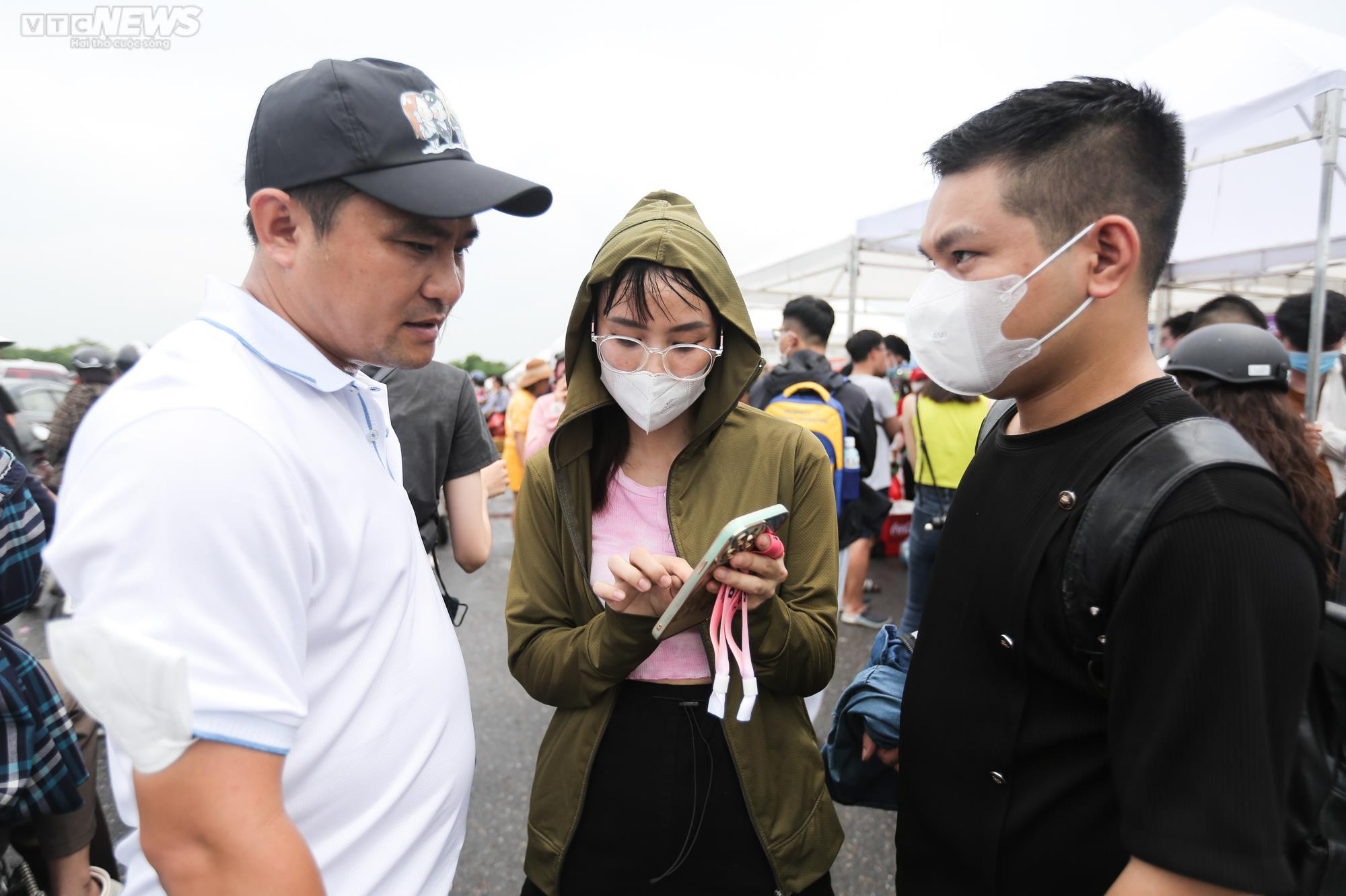 Phe vé BLACKPINK: Tăng 4 triệu đồng/cặp, đội mưa nắng suốt 3 ngày mong kiếm lời - 4