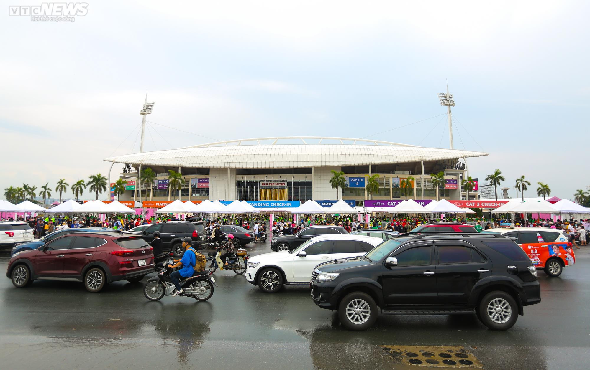 Phe vé BLACKPINK: Tăng 4 triệu đồng/cặp, đội mưa nắng suốt 3 ngày mong kiếm lời - 1