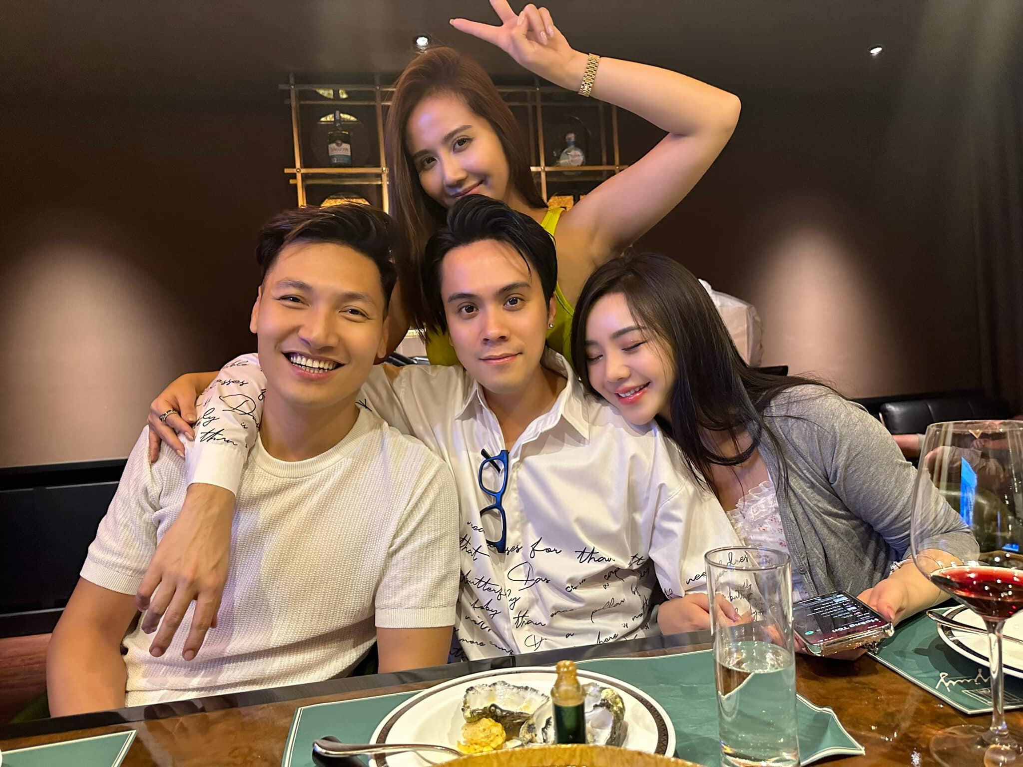 Sao Việt 31/7: Vũ Luân và Hồng Loan tới thăm mộ ba - NSƯT Vũ Linh, Ý Nhi tươi tắn sau ồn ào - 5