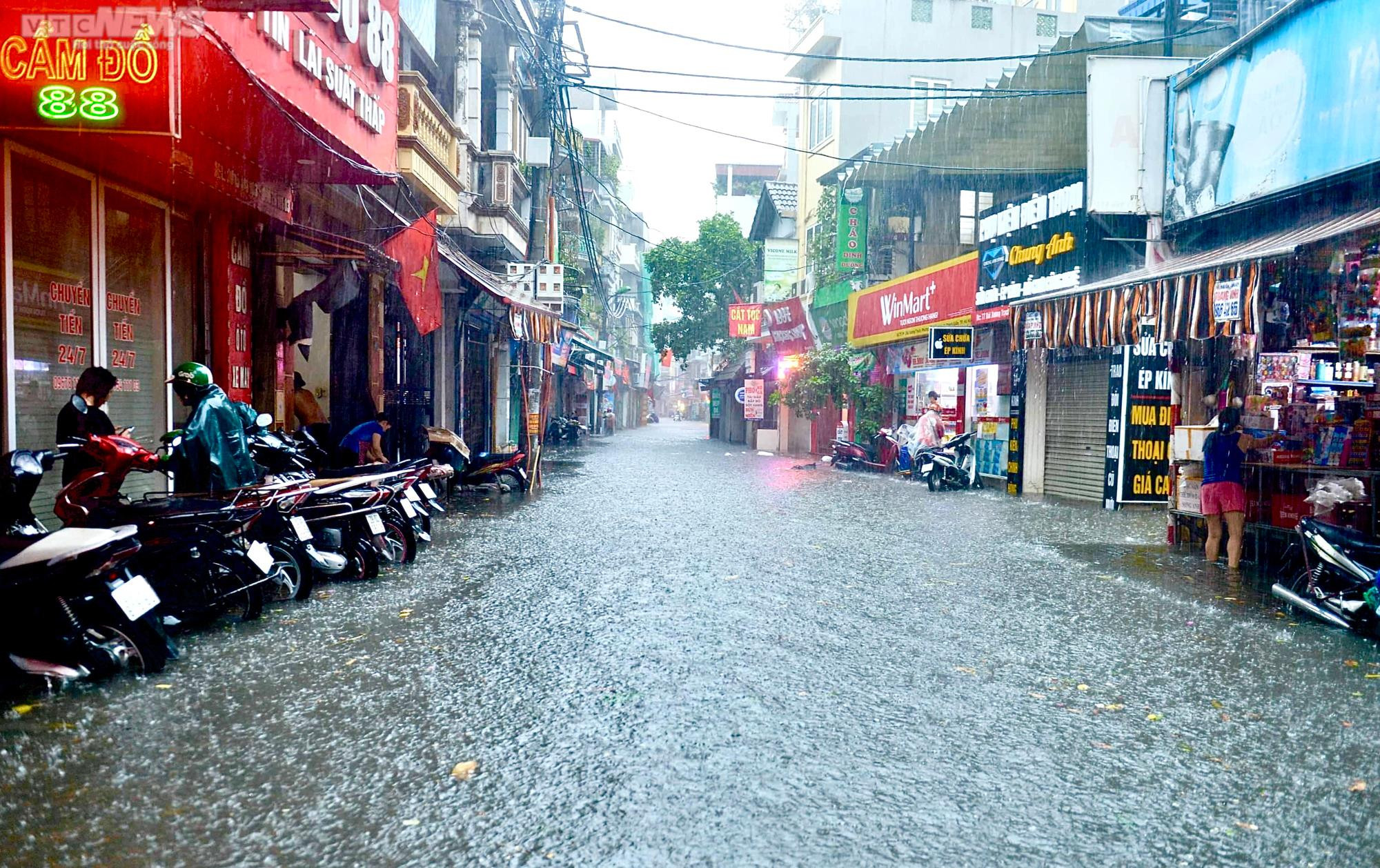 Hà Nội mưa trắng trời, nhiều tuyến phố ngập nửa mét, xe cộ chết máy la liệt - 2