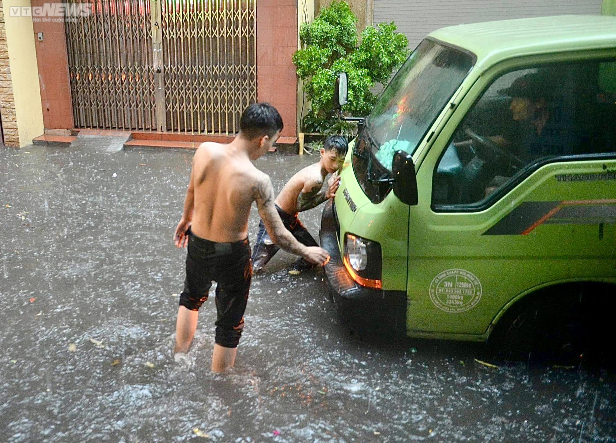 Hà Nội mưa trắng trời, nhiều tuyến phố ngập nửa mét, xe cộ chết máy la liệt - 5