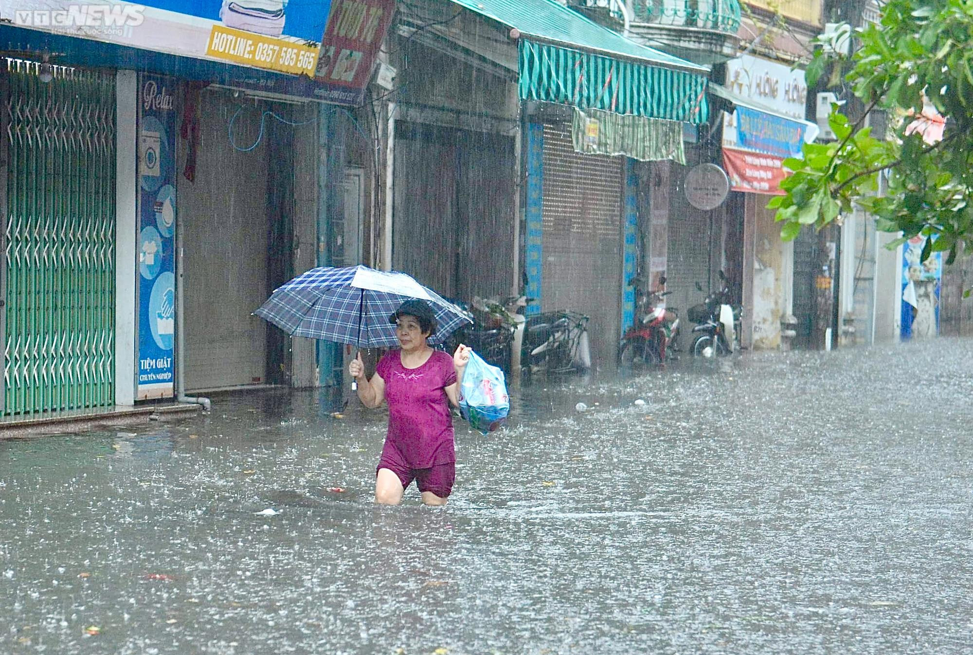 Hà Nội mưa trắng trời, nhiều tuyến phố ngập nửa mét, xe cộ chết máy la liệt - 3