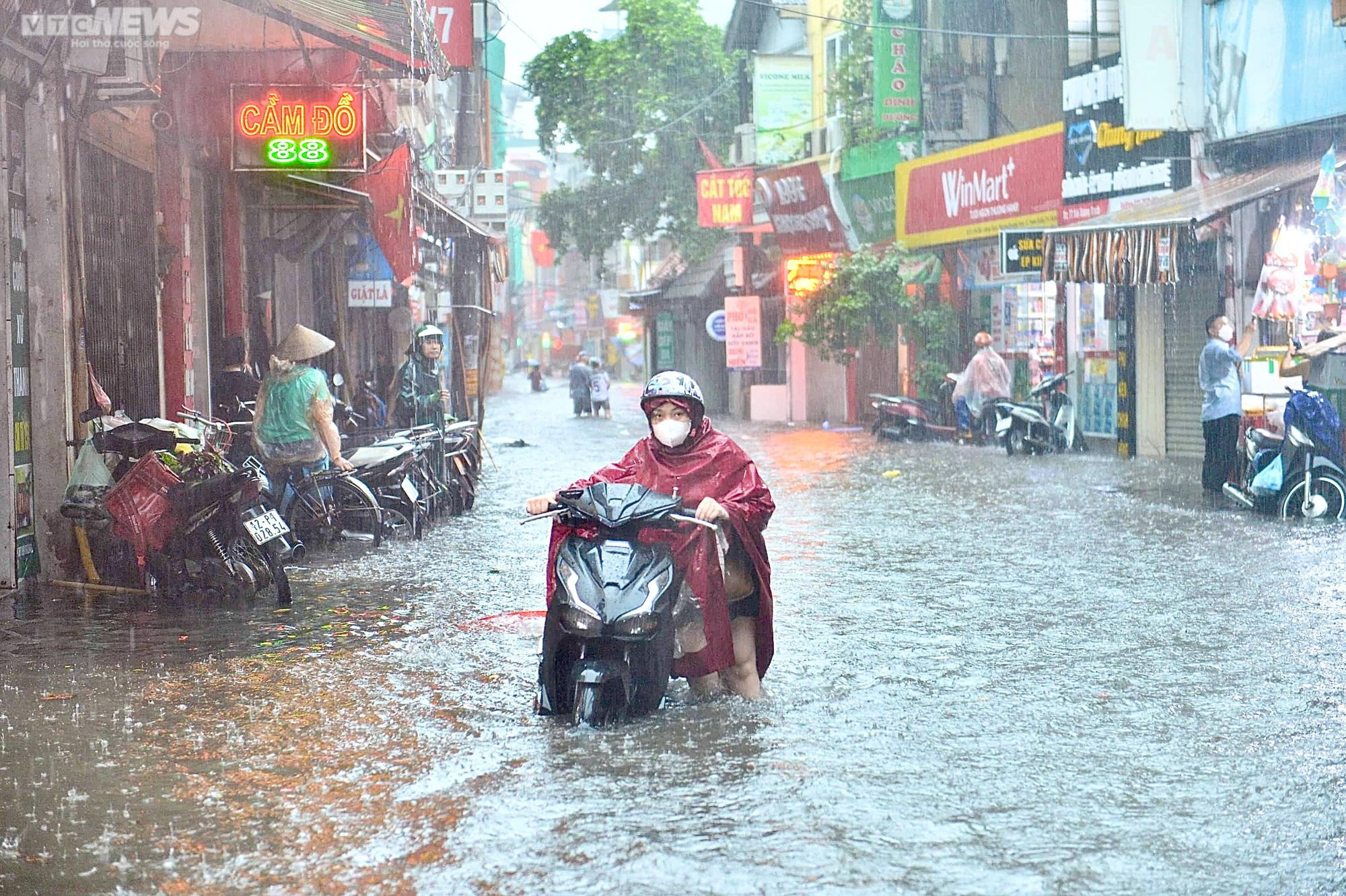 Hà Nội mưa trắng trời, nhiều tuyến phố ngập nửa mét, xe cộ chết máy la liệt - 4