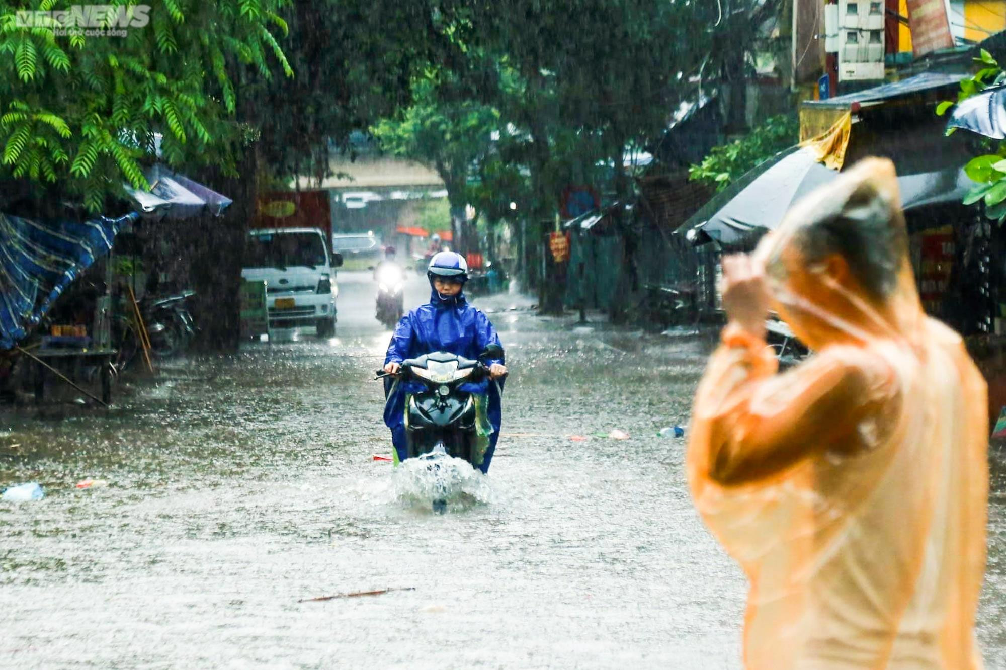 Hà Nội mưa trắng trời, nhiều tuyến phố ngập nửa mét, xe cộ chết máy la liệt - 11
