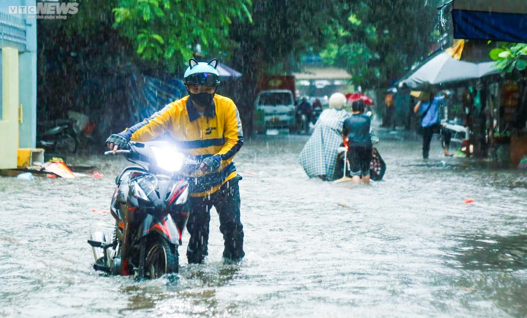 Hà Nội mưa trắng trời, nhiều tuyến phố ngập nửa mét, xe cộ chết máy la liệt - 12
