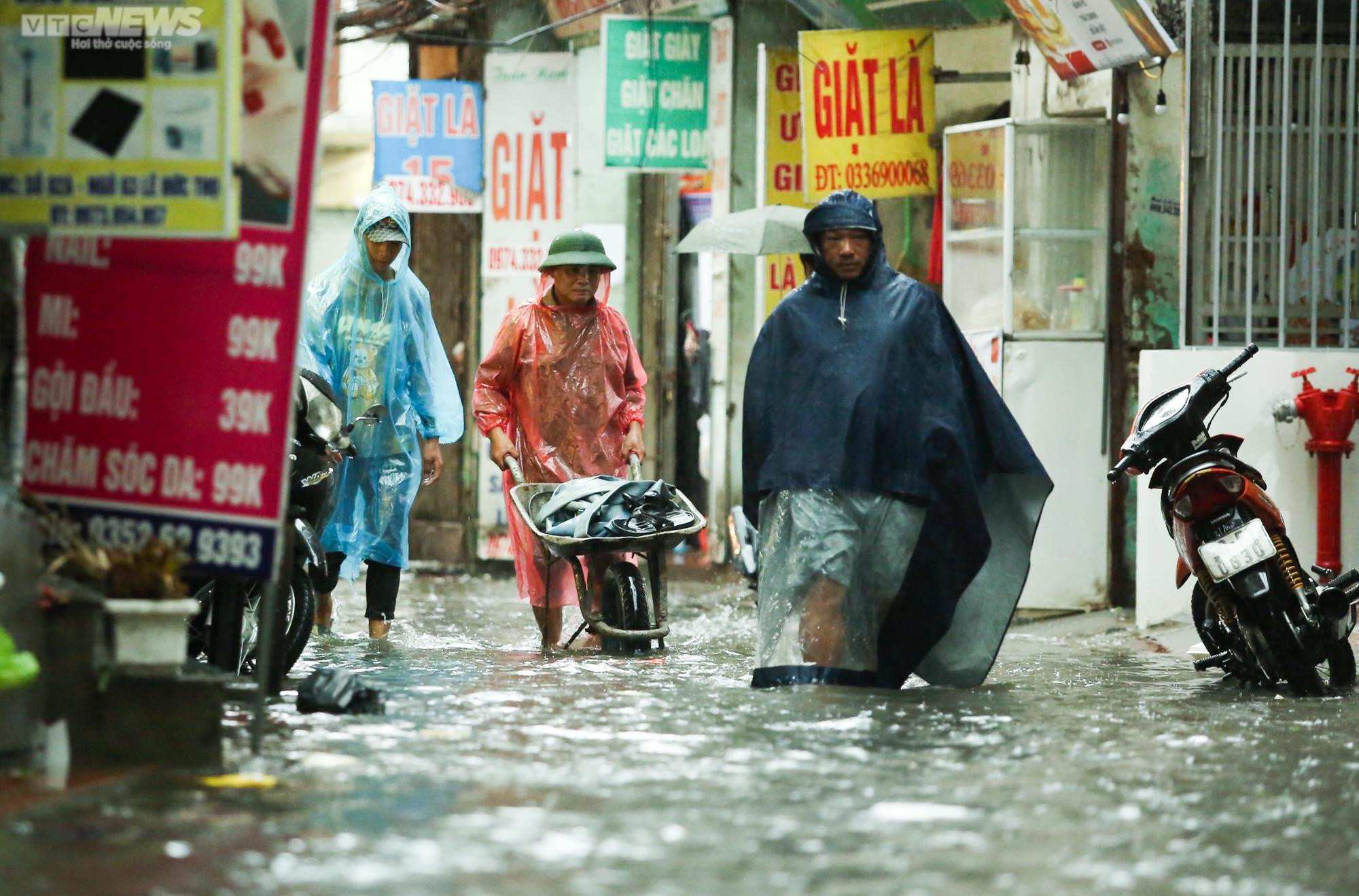 Hà Nội mưa trắng trời, nhiều tuyến phố ngập nửa mét, xe cộ chết máy la liệt - 7