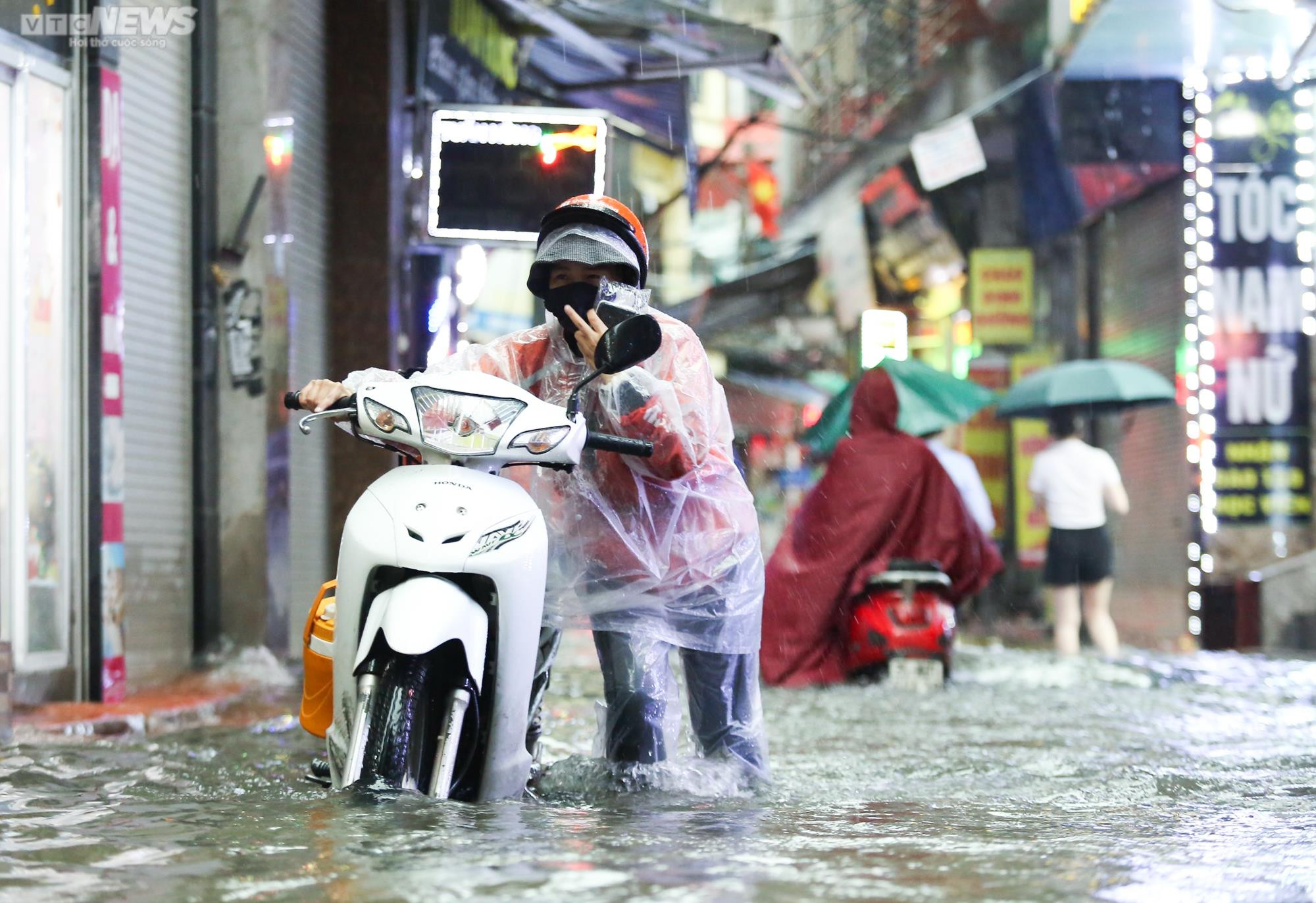Hà Nội mưa trắng trời, nhiều tuyến phố ngập nửa mét, xe cộ chết máy la liệt - 8