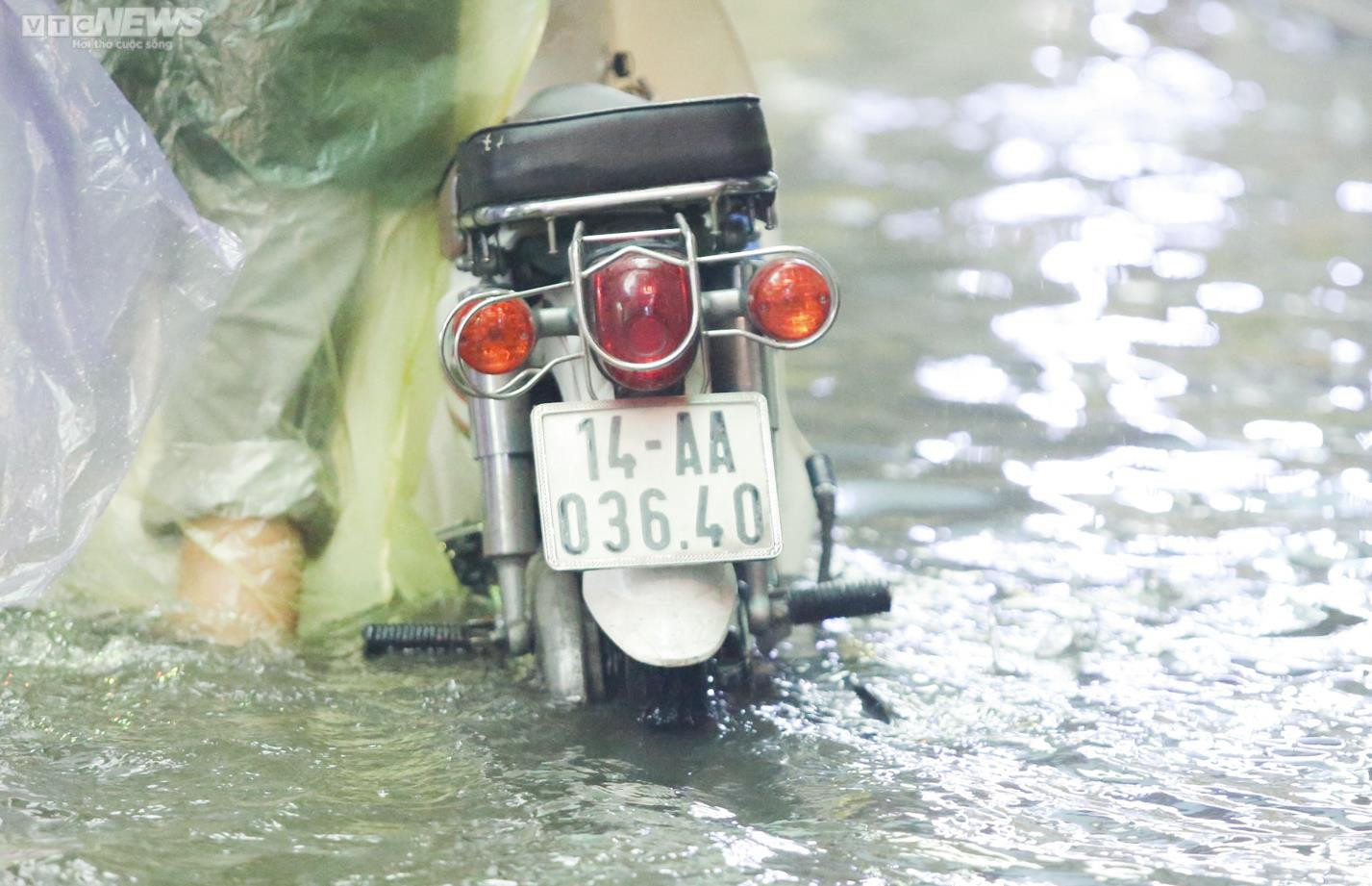 Hà Nội mưa trắng trời, nhiều tuyến phố ngập nửa mét, xe cộ chết máy la liệt - 9