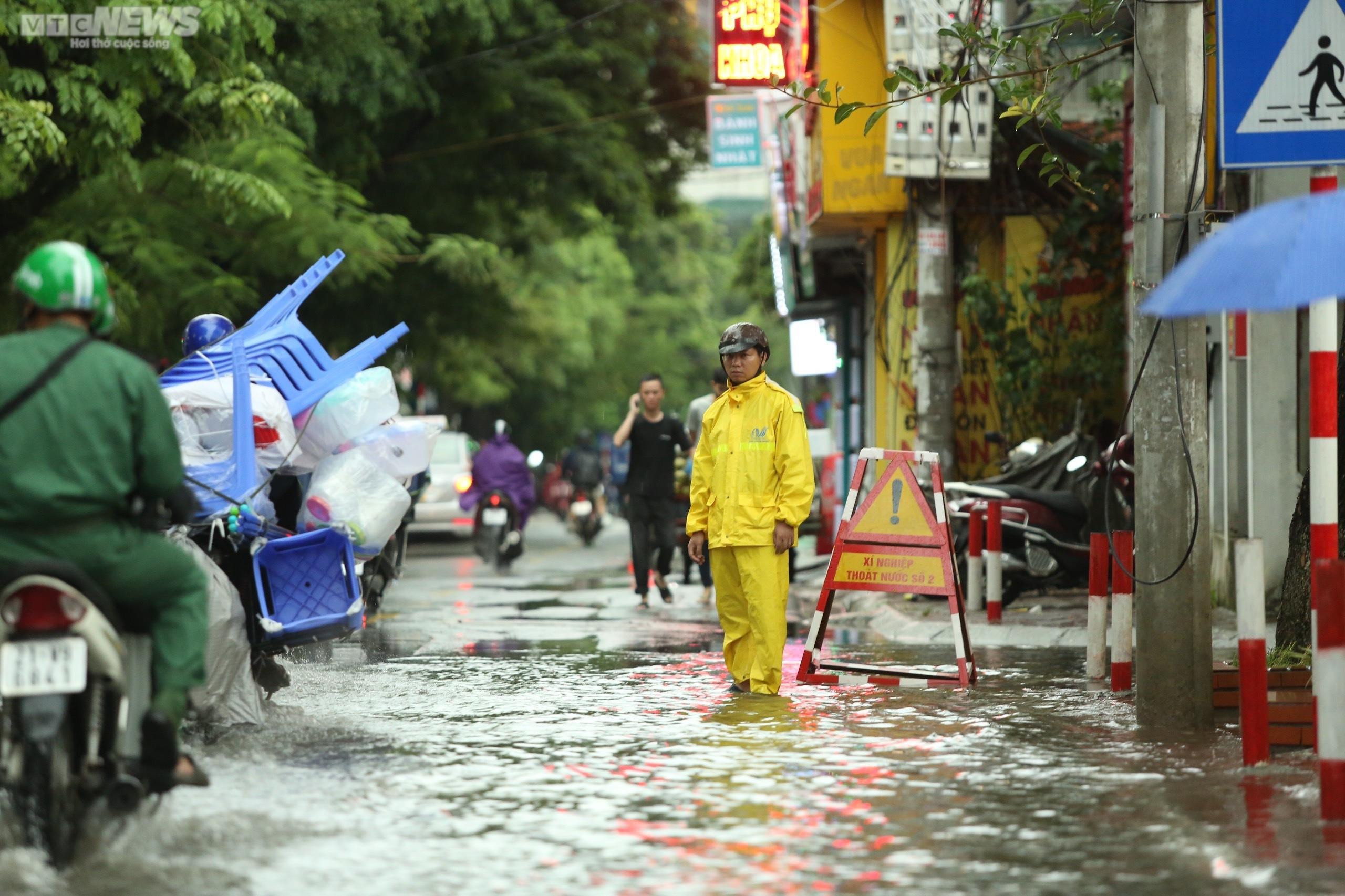 Hà Nội mưa trắng trời, nhiều tuyến phố ngập nửa mét, xe cộ chết máy la liệt - 13