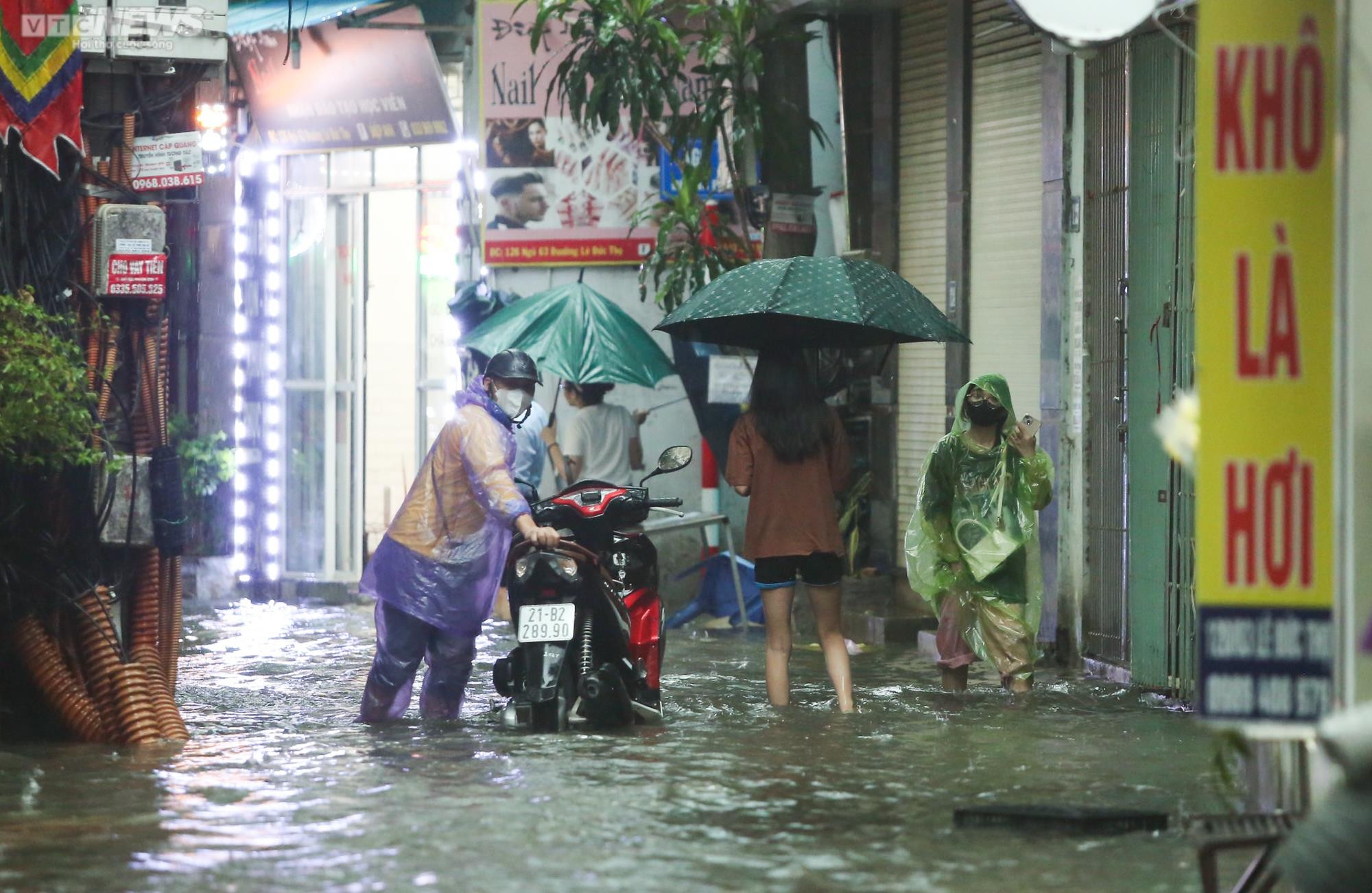Hà Nội mưa trắng trời, nhiều tuyến phố ngập nửa mét, xe cộ chết máy la liệt - 10