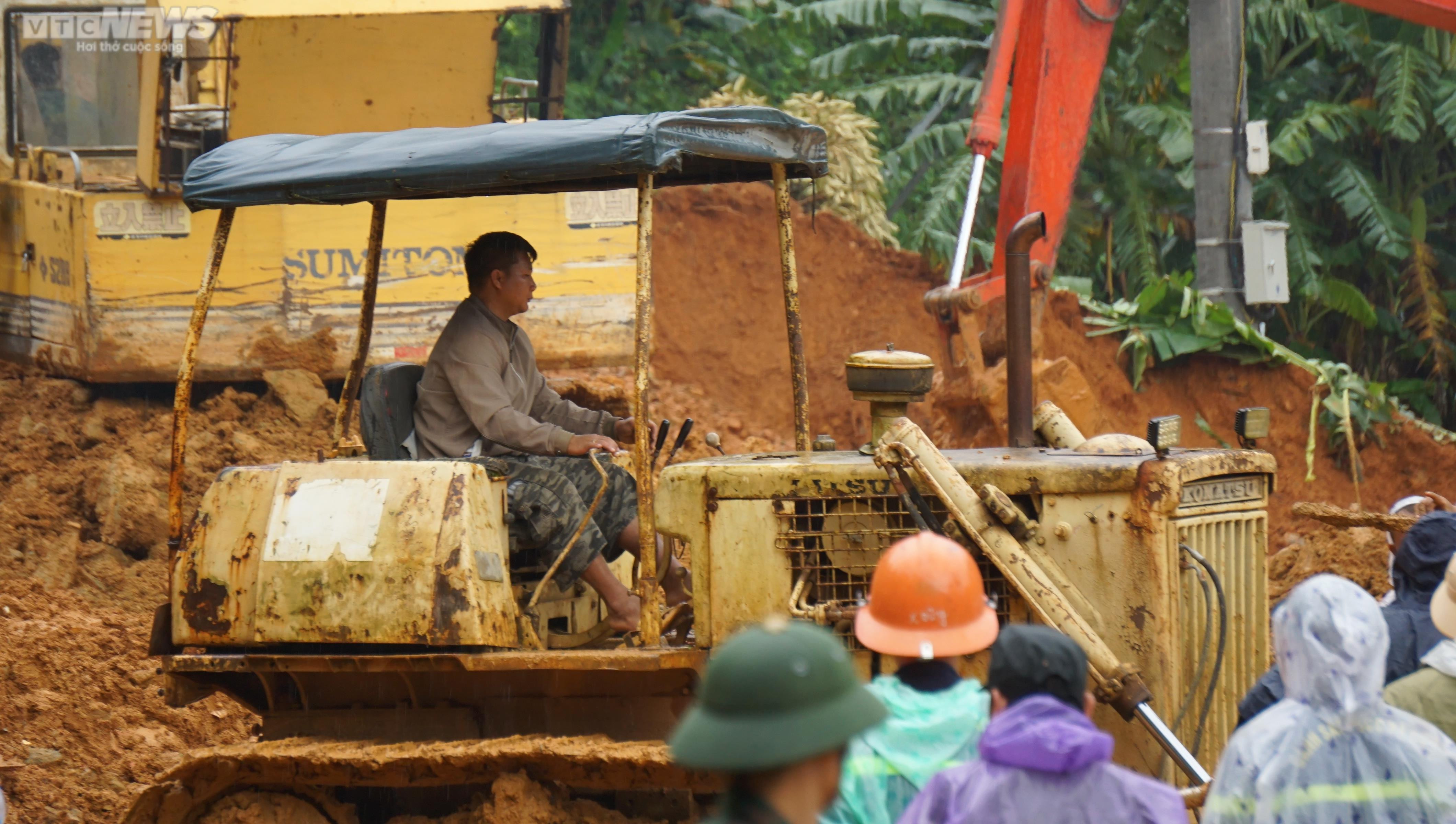 Cán bộ, chiến sỹ dầm mưa xử lý hiện trường vụ sạt lở đèo Bảo Lộc để thông xe - 15