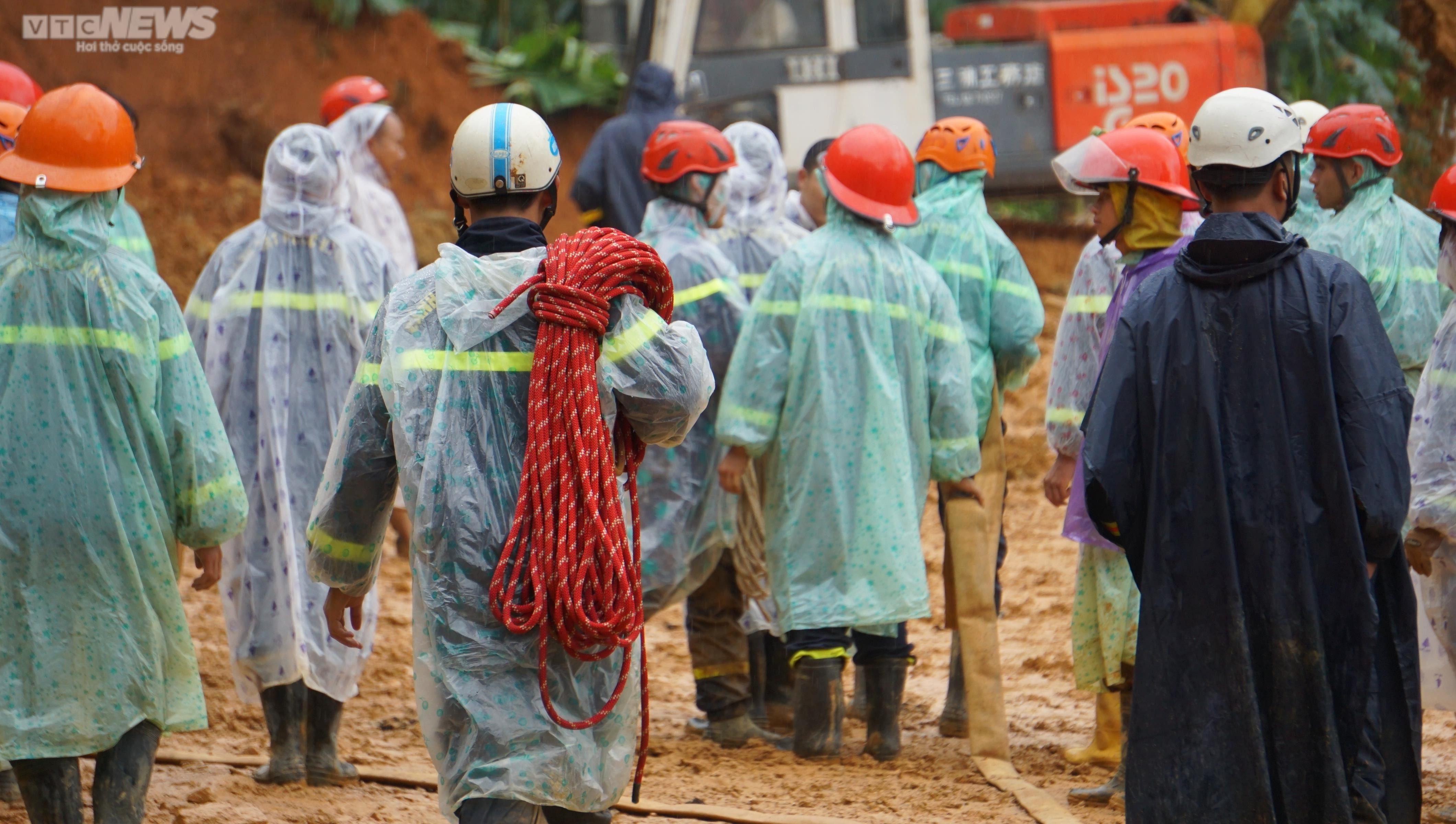 Cán bộ, chiến sỹ dầm mưa xử lý hiện trường vụ sạt lở đèo Bảo Lộc để thông xe - 6