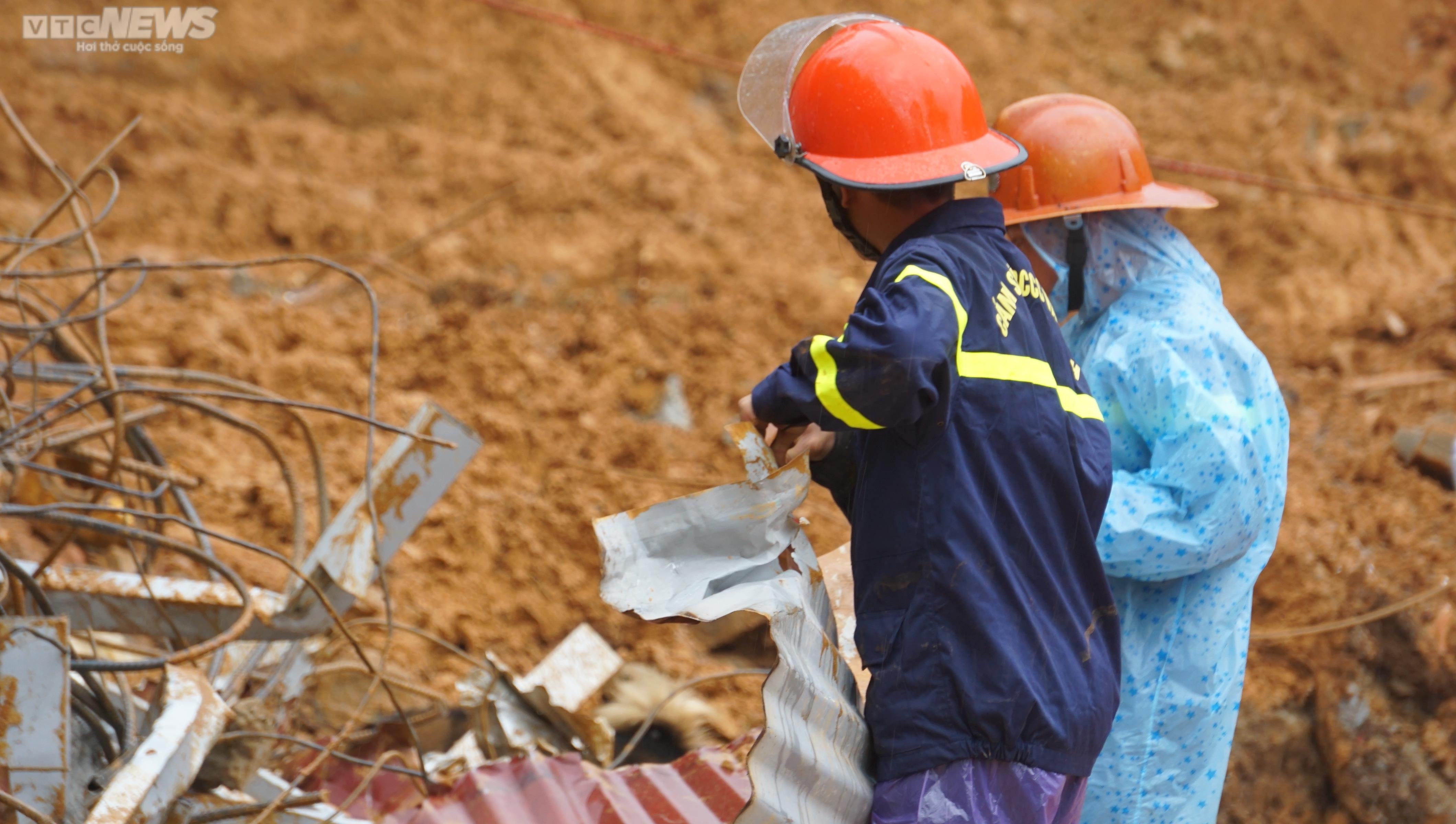 Cán bộ, chiến sỹ dầm mưa xử lý hiện trường vụ sạt lở đèo Bảo Lộc để thông xe - 12