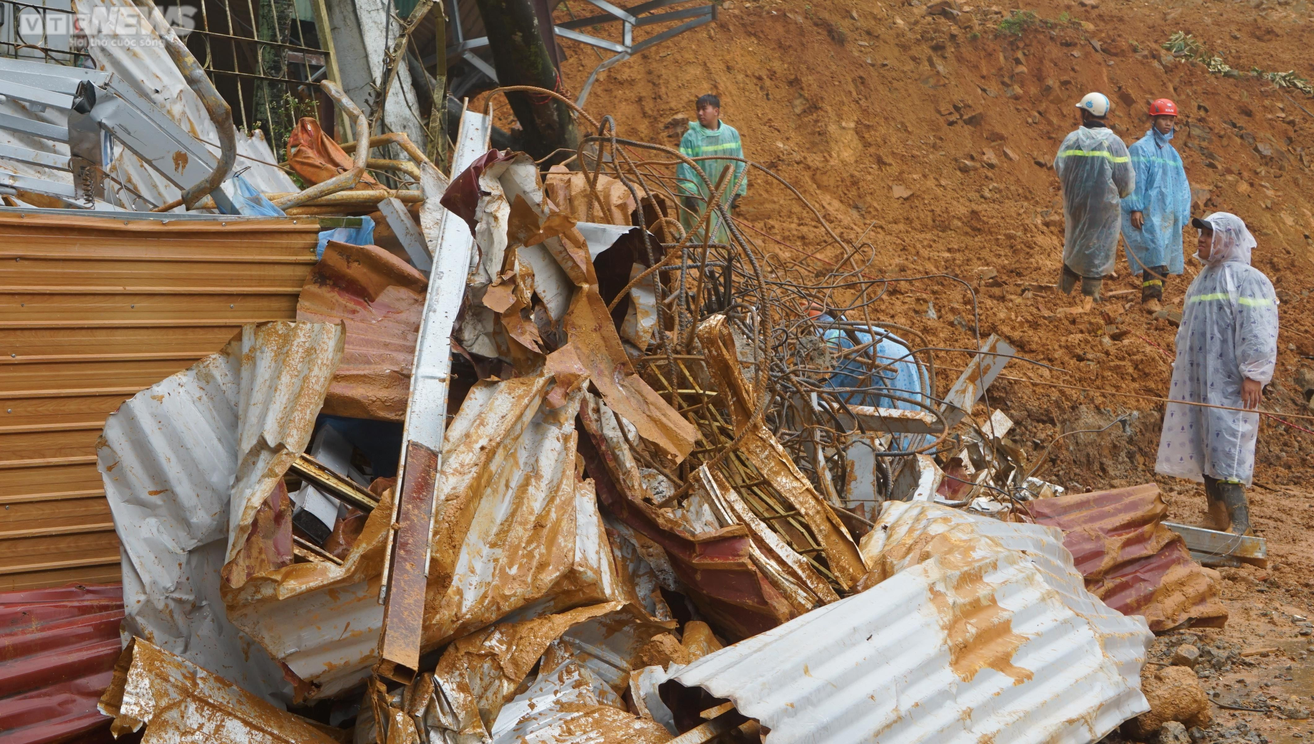 Cán bộ, chiến sỹ dầm mưa xử lý hiện trường vụ sạt lở đèo Bảo Lộc để thông xe - 10