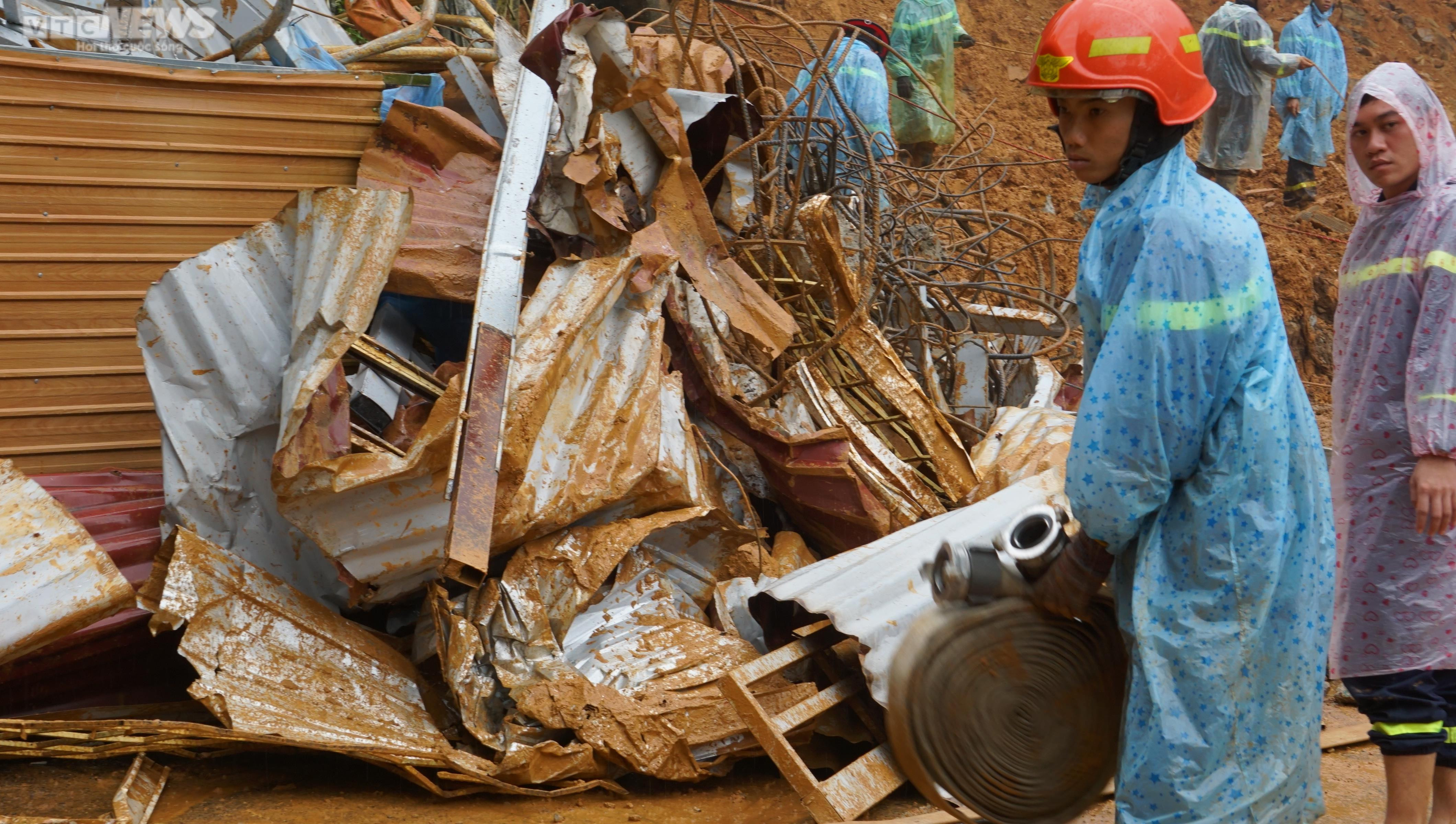 Cán bộ, chiến sỹ dầm mưa xử lý hiện trường vụ sạt lở đèo Bảo Lộc để thông xe - 11