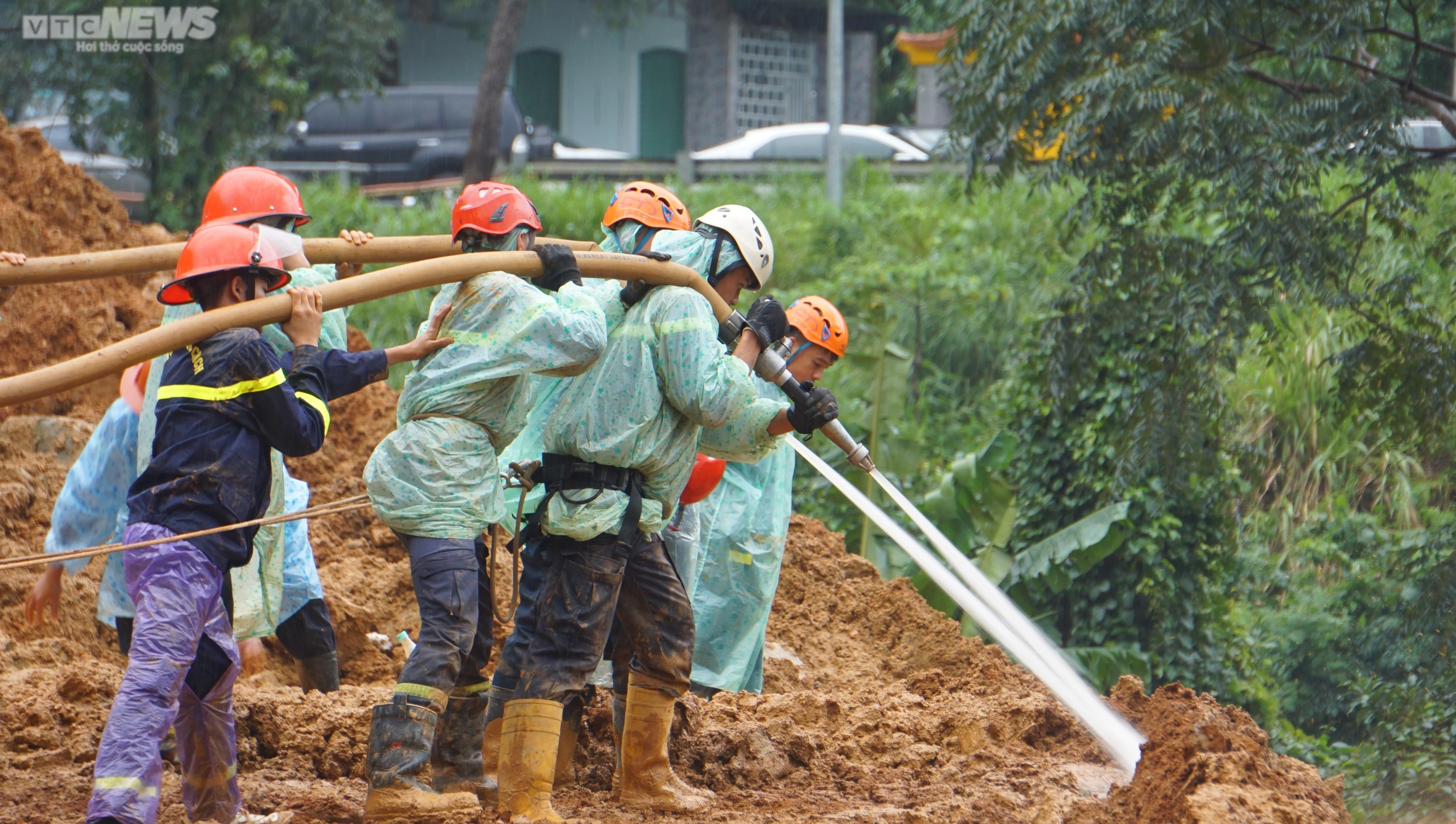 Cán bộ, chiến sỹ dầm mưa xử lý hiện trường vụ sạt lở đèo Bảo Lộc để thông xe - 8