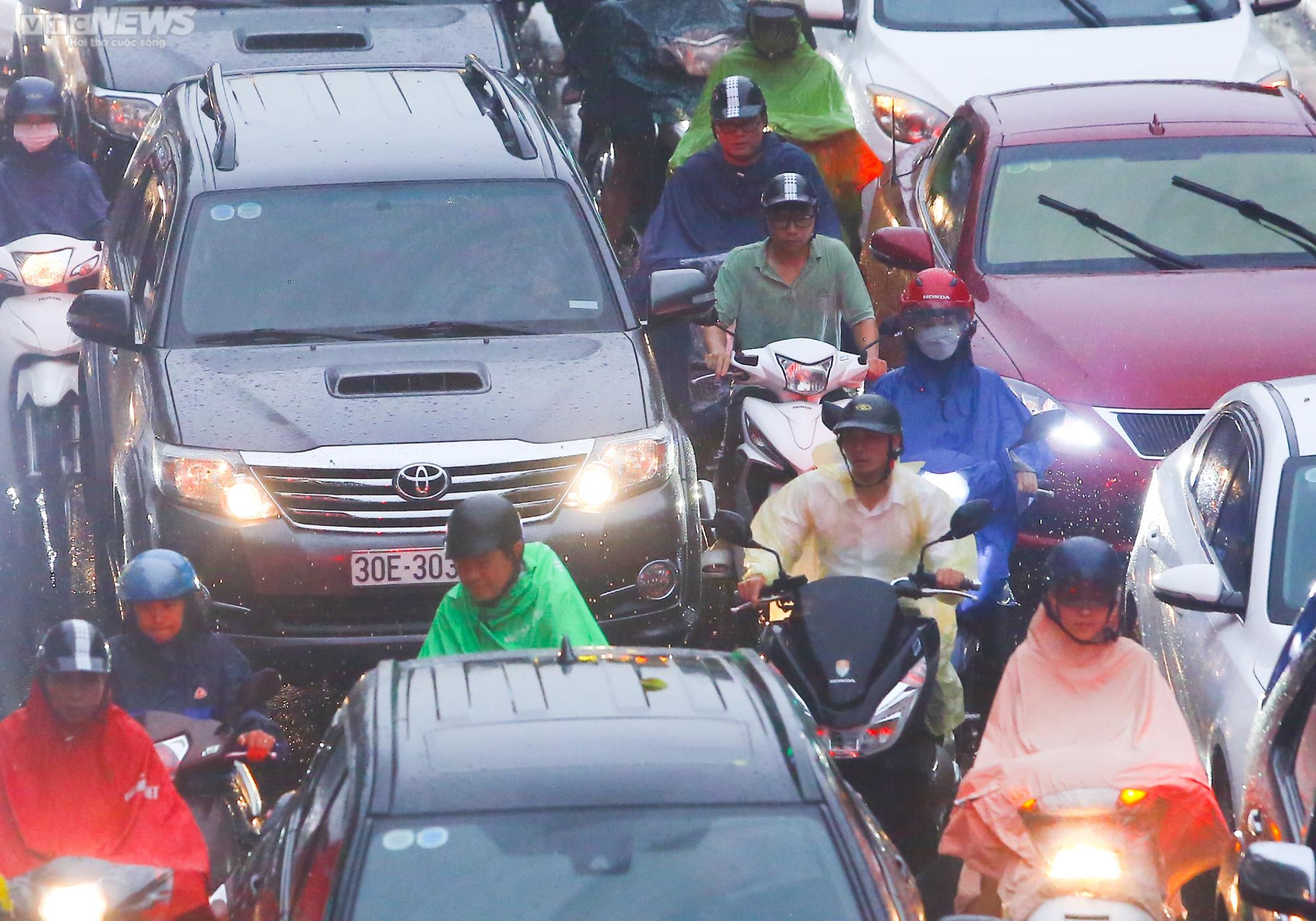 Mưa lớn nhiều giờ, đường phố kẹt cứng, người Hà Nội loay hoay tìm lối về nhà - 7