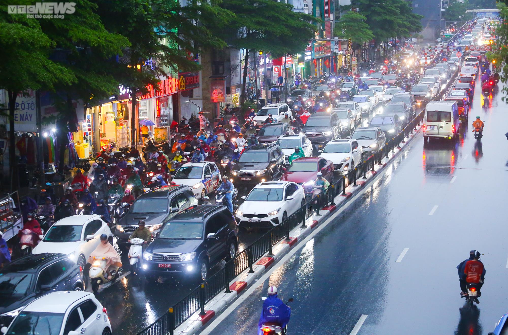 Mưa lớn nhiều giờ, đường phố kẹt cứng, người Hà Nội loay hoay tìm lối về nhà - 9