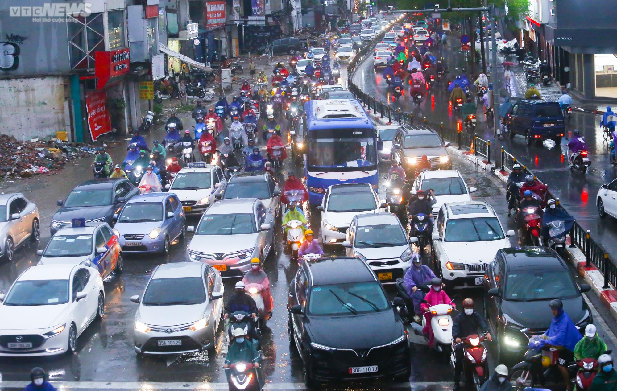 Mưa lớn nhiều giờ, đường phố kẹt cứng, người Hà Nội loay hoay tìm lối về nhà - 5