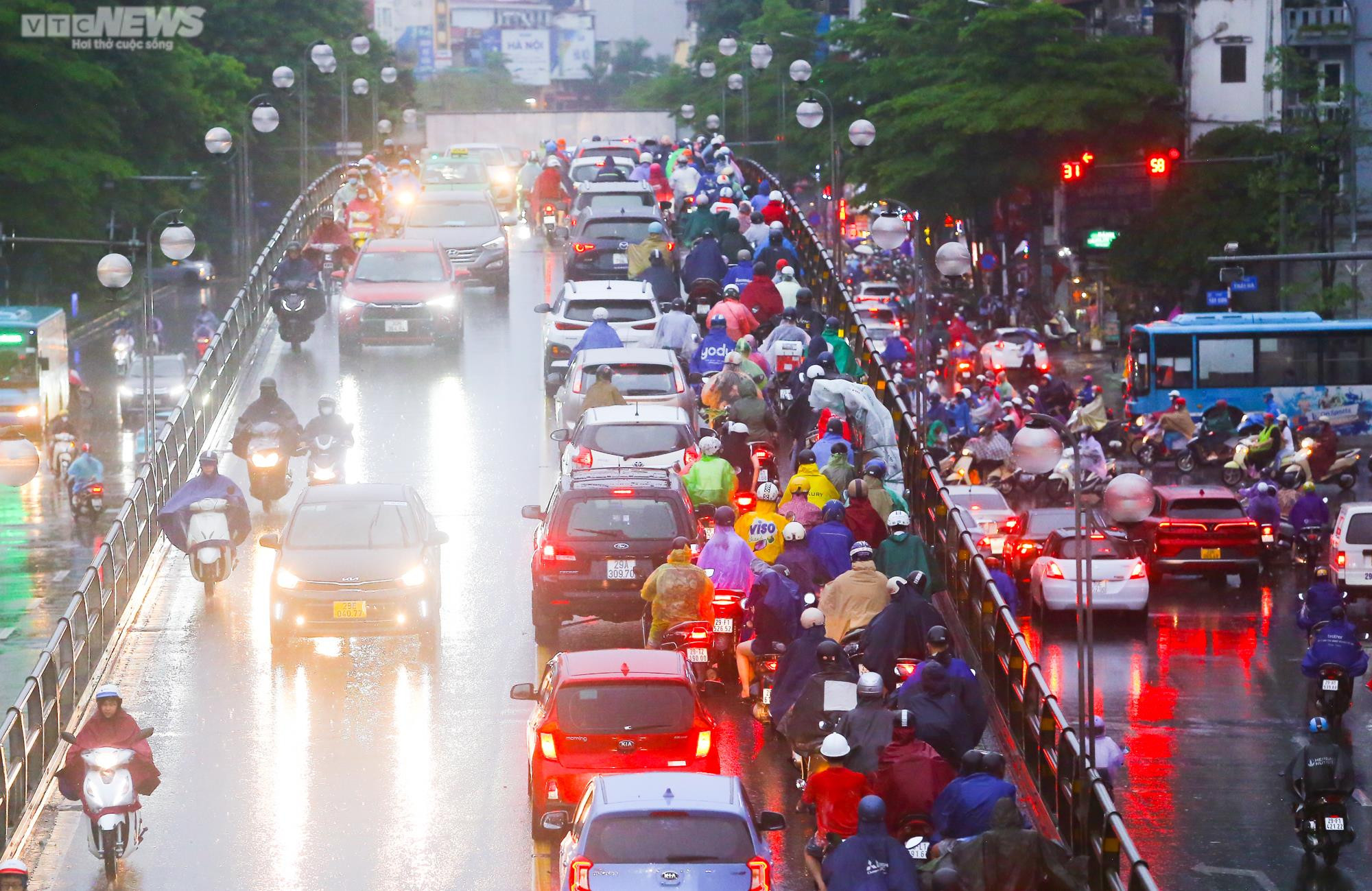 Mưa lớn nhiều giờ, đường phố kẹt cứng, người Hà Nội loay hoay tìm lối về nhà - 10