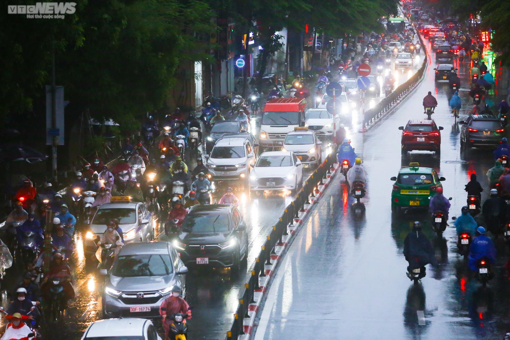 Mưa lớn nhiều giờ, đường phố kẹt cứng, người Hà Nội loay hoay tìm lối về nhà - 11