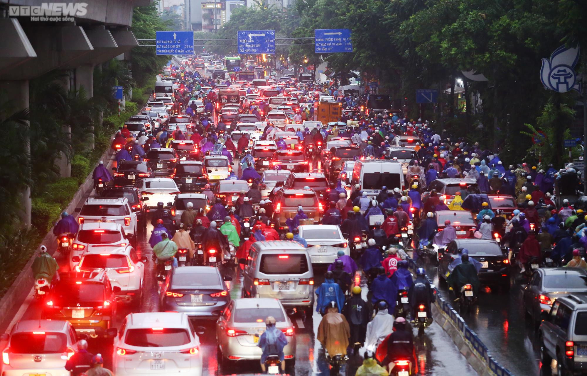 Mưa lớn nhiều giờ, đường phố kẹt cứng, người Hà Nội loay hoay tìm lối về nhà - 2
