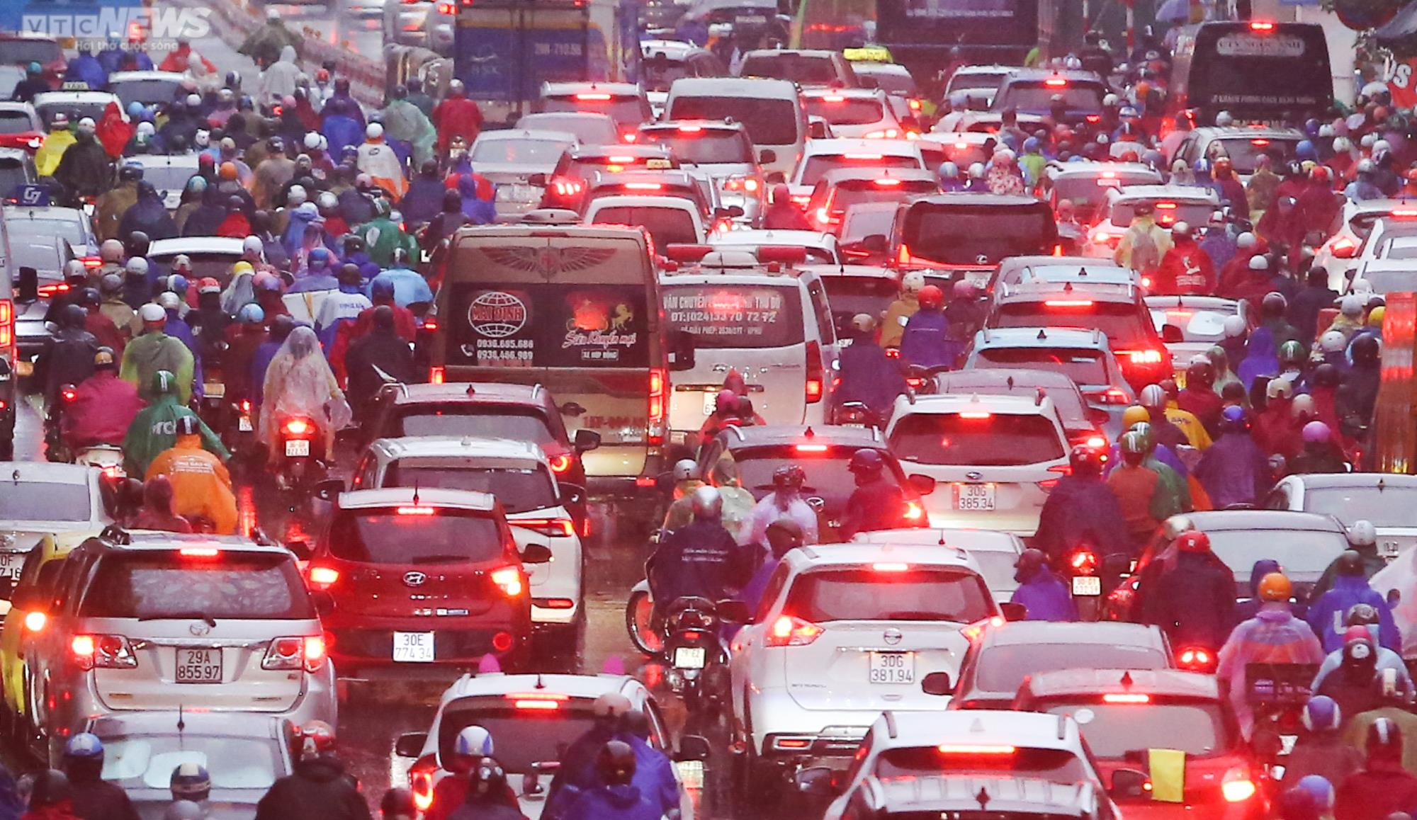 Mưa lớn nhiều giờ, đường phố kẹt cứng, người Hà Nội loay hoay tìm lối về nhà - 3