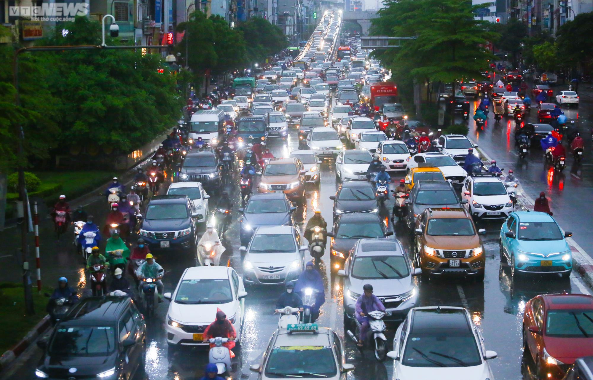 Mưa lớn nhiều giờ, đường phố kẹt cứng, người Hà Nội loay hoay tìm lối về nhà - 4