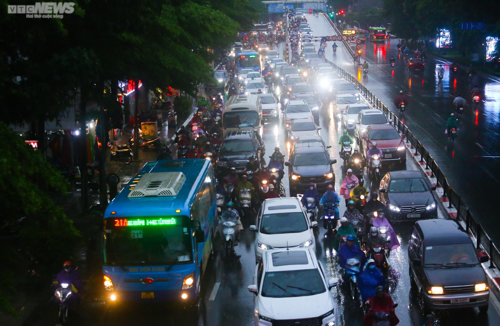 Mưa lớn nhiều giờ, đường phố kẹt cứng, người Hà Nội loay hoay tìm lối về nhà - 8