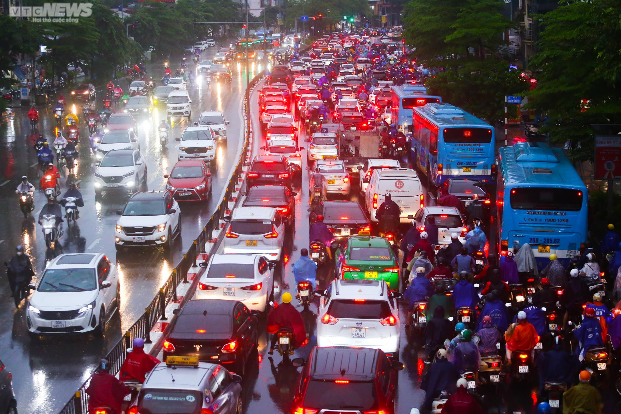 Mưa lớn nhiều giờ, đường phố kẹt cứng, người Hà Nội loay hoay tìm lối về nhà - 6