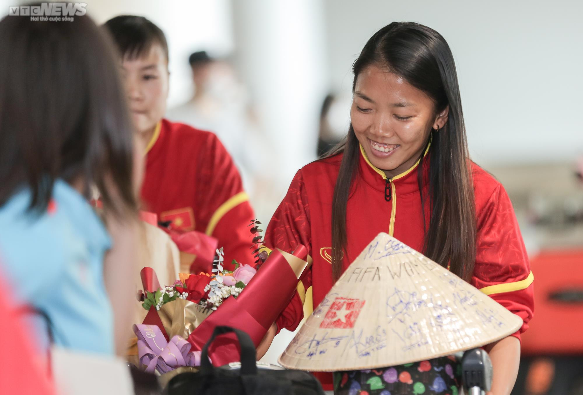 Người hâm mộ vây kín, hô vang 'tự hào' đón tuyển nữ Việt Nam - 9