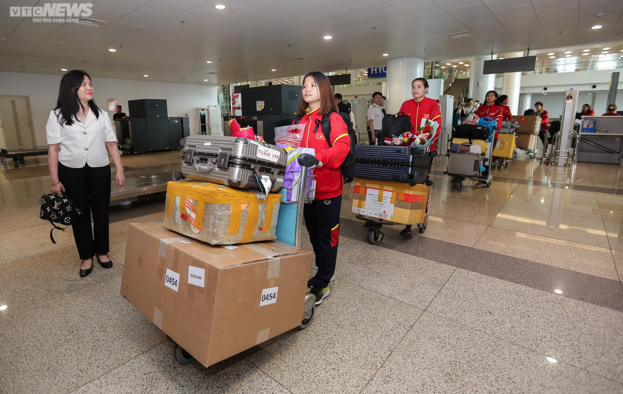 Người hâm mộ vây kín, hô vang 'tự hào' đón tuyển nữ Việt Nam - 4