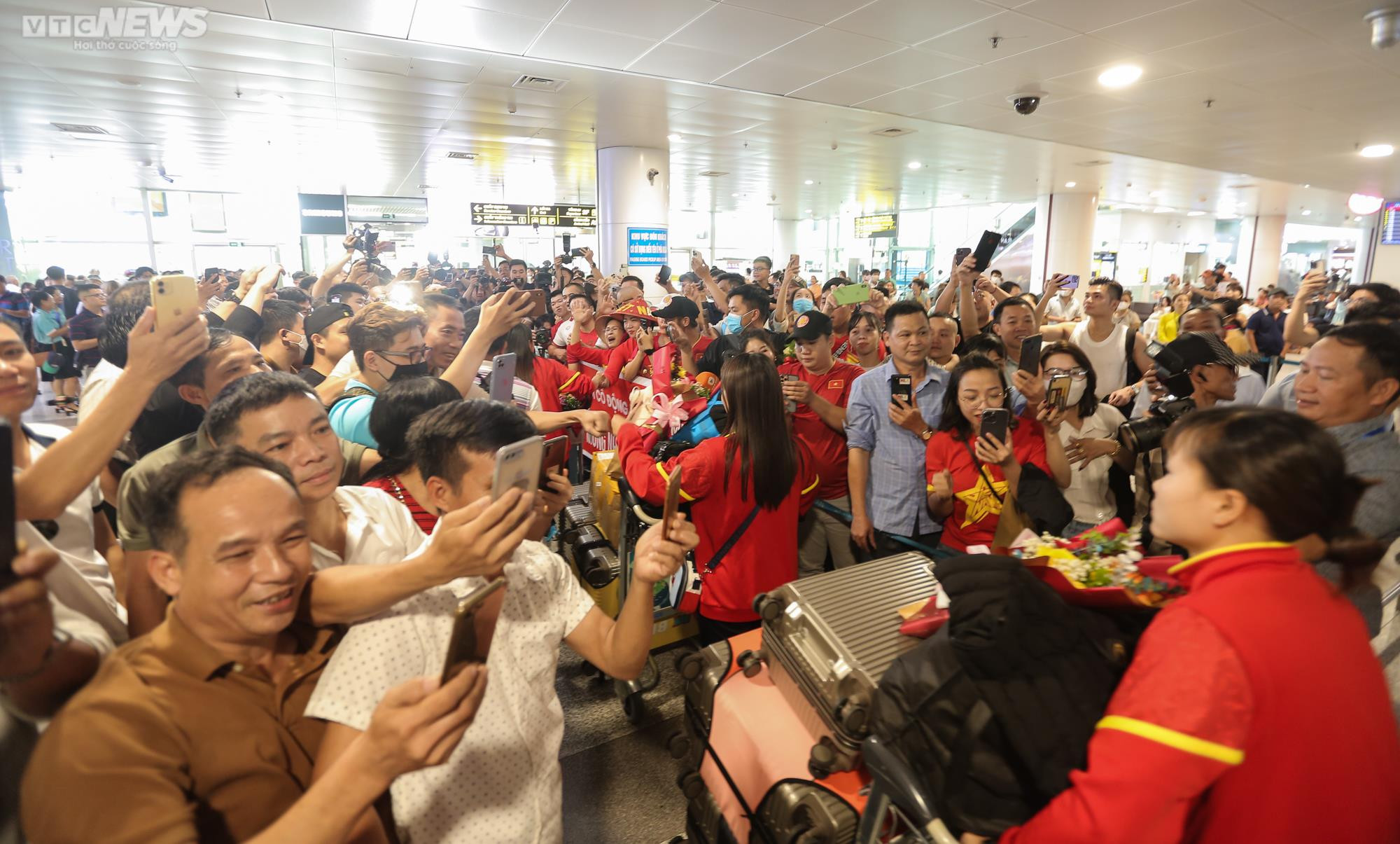 Người hâm mộ vây kín, hô vang 'tự hào' đón tuyển nữ Việt Nam - 11