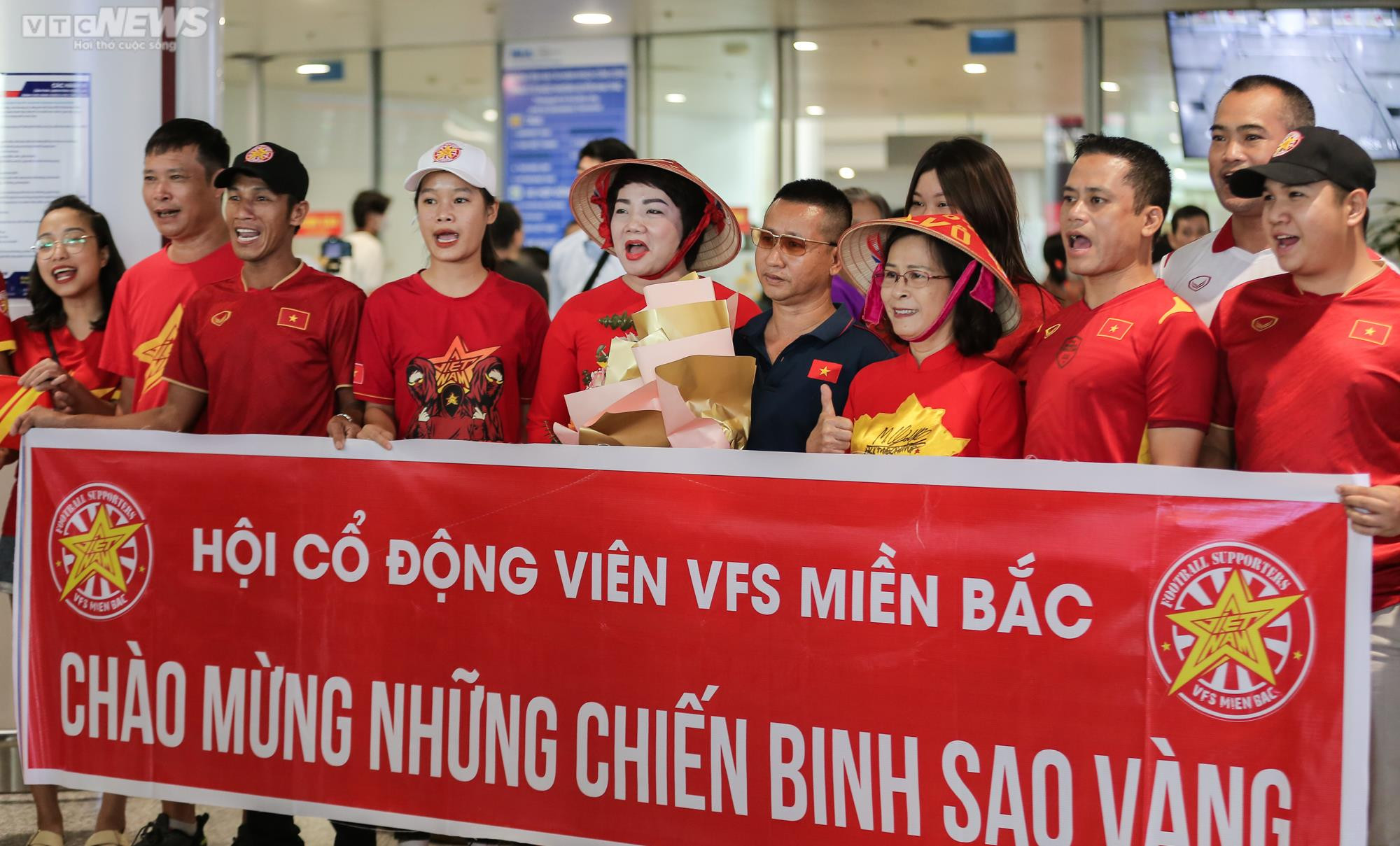 Người hâm mộ vây kín, hô vang 'tự hào' đón tuyển nữ Việt Nam - 2