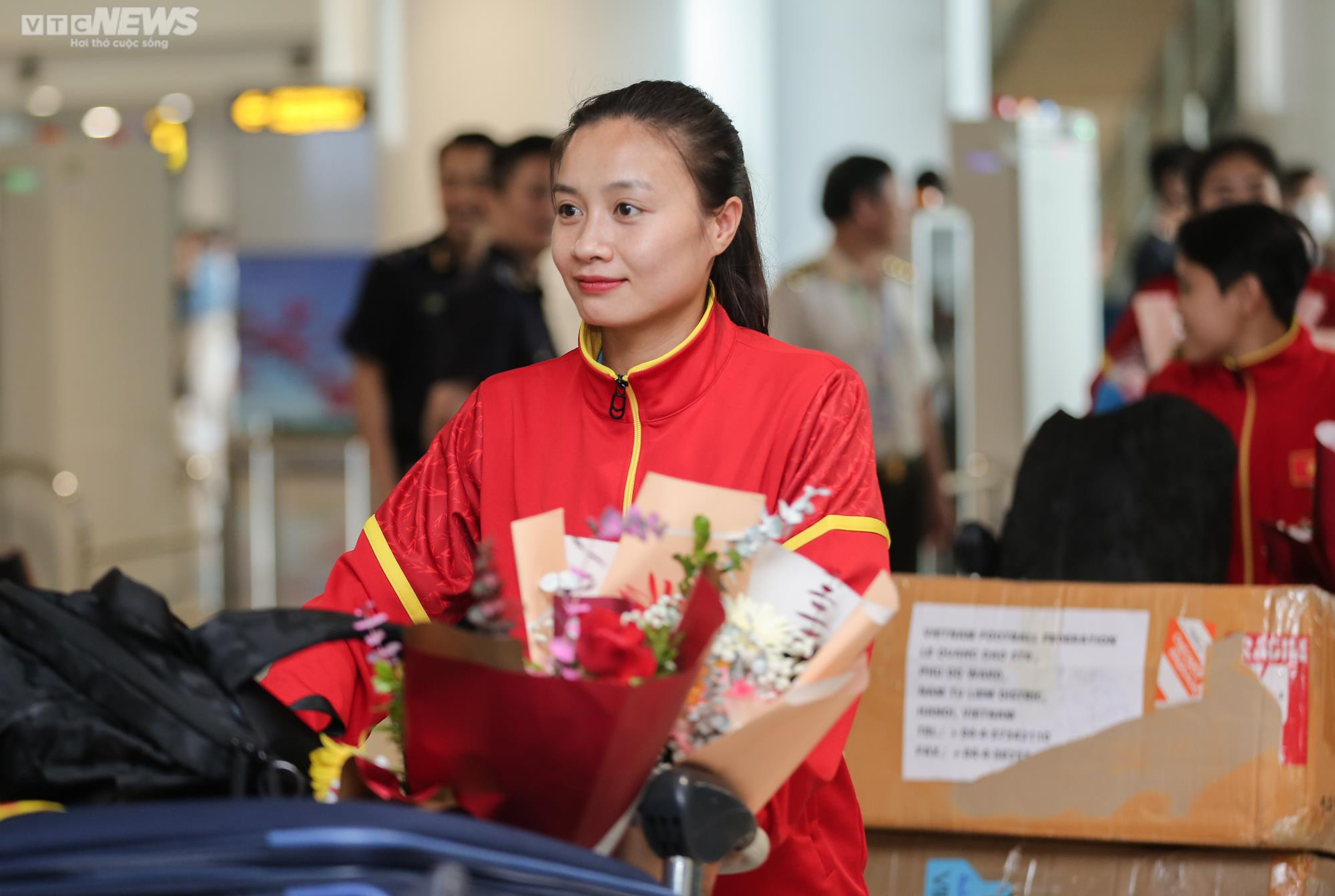 Người hâm mộ vây kín, hô vang 'tự hào' đón tuyển nữ Việt Nam - 10