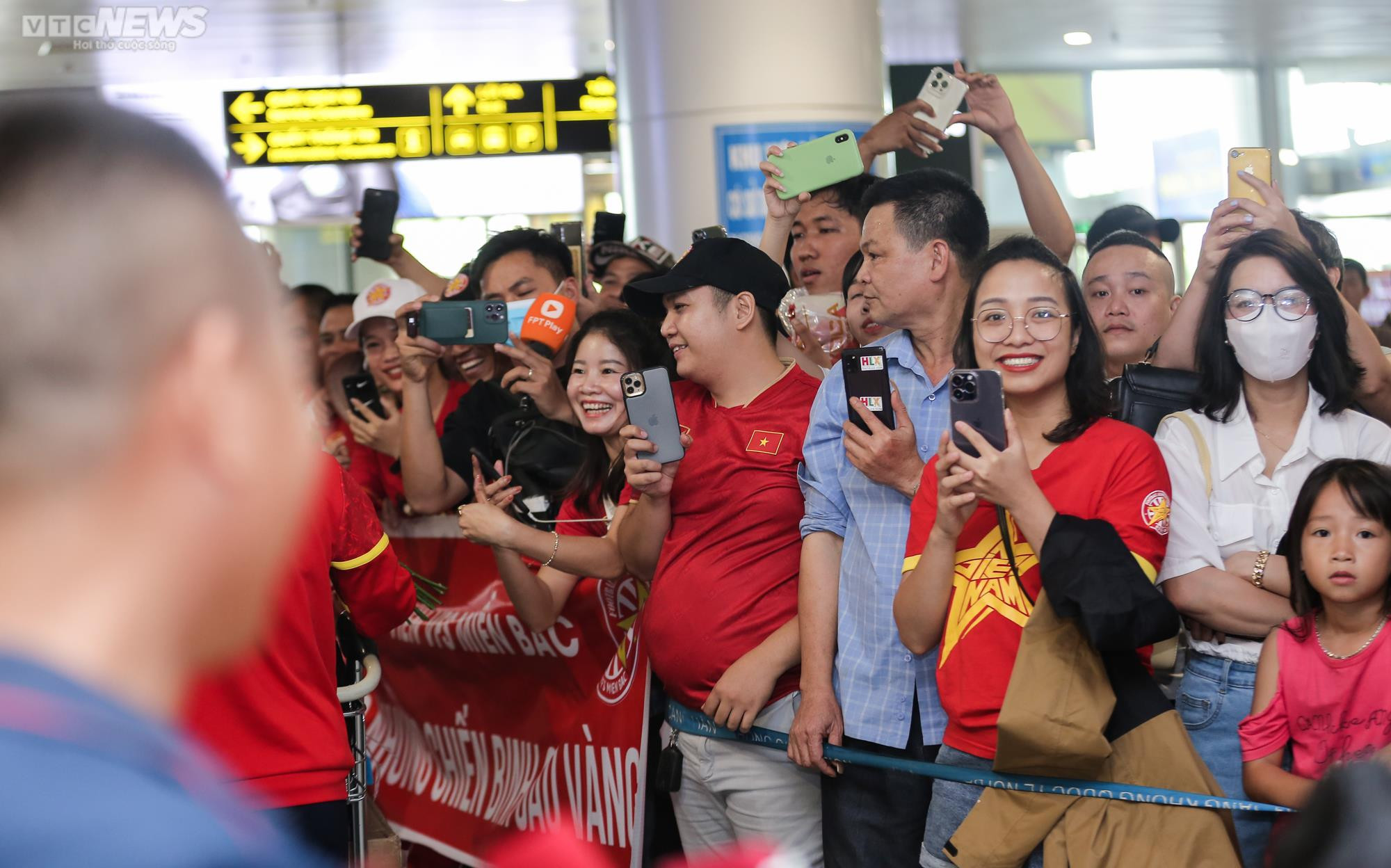 Người hâm mộ vây kín, hô vang 'tự hào' đón tuyển nữ Việt Nam - 13