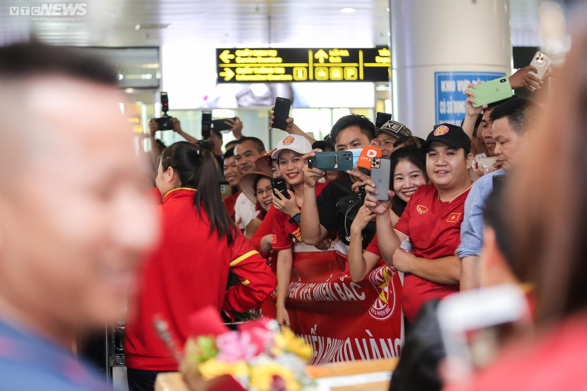 Người hâm mộ vây kín, hô vang 'tự hào' đón tuyển nữ Việt Nam - 14