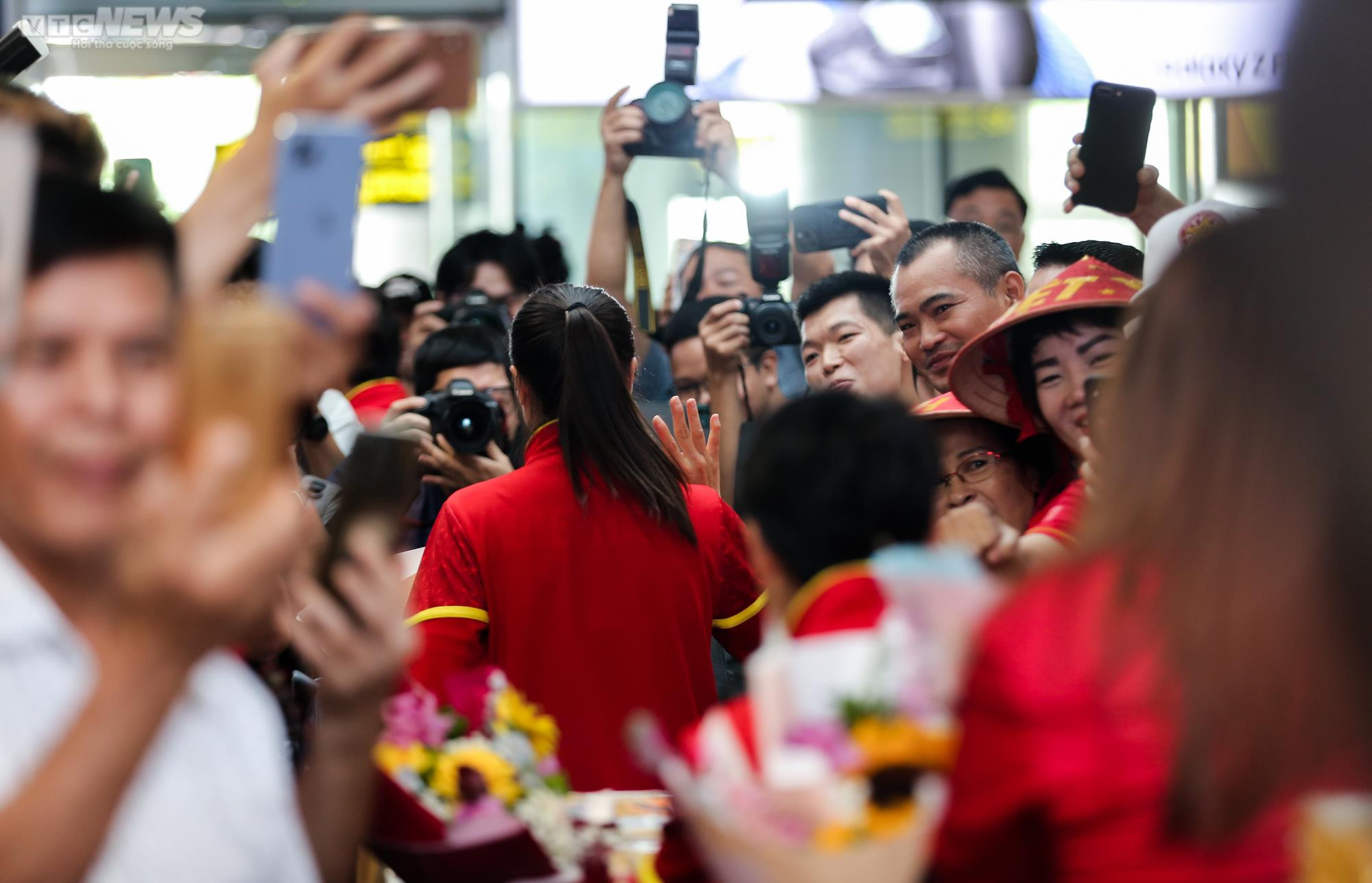 Người hâm mộ vây kín, hô vang 'tự hào' đón tuyển nữ Việt Nam - 12