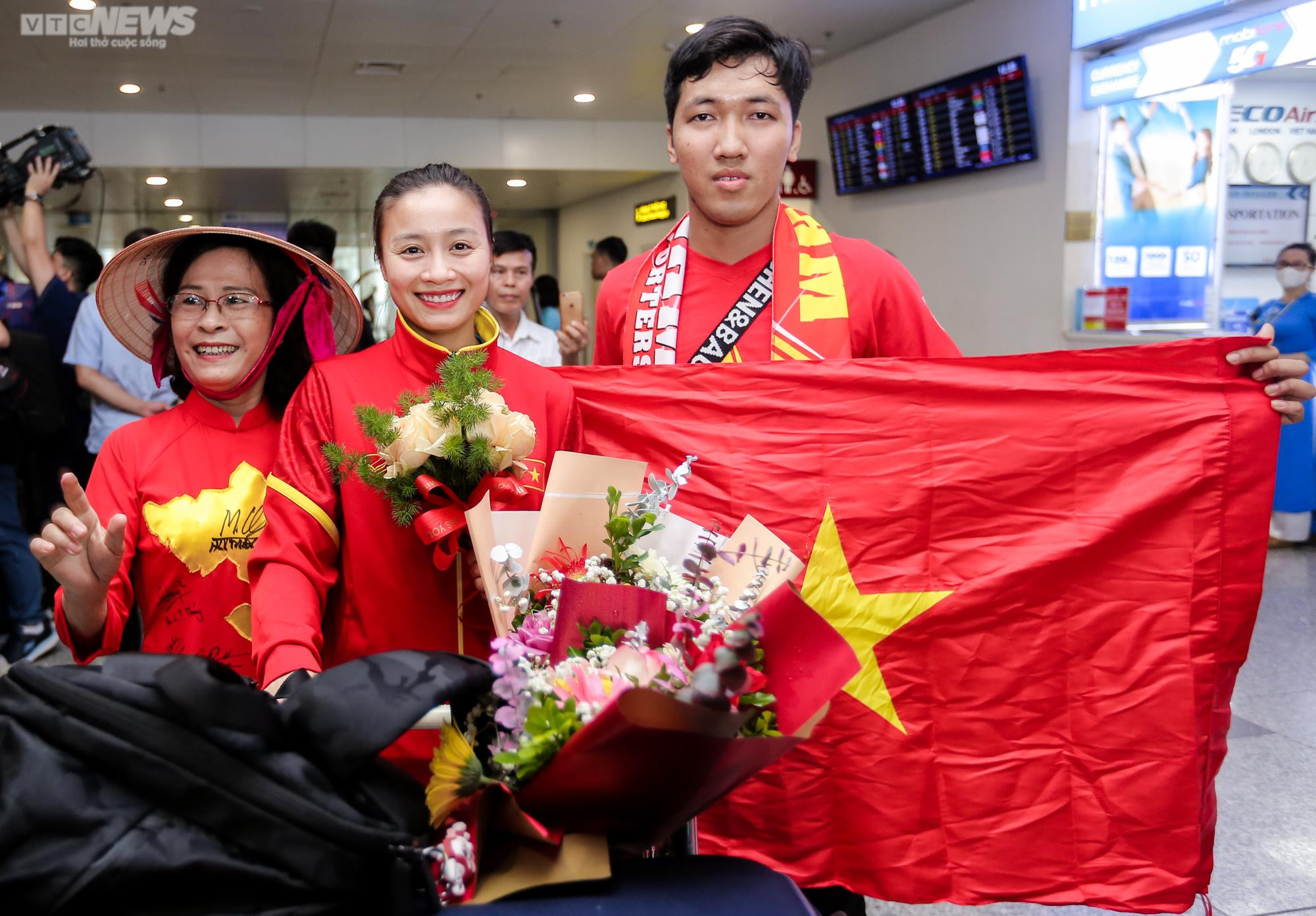 Người hâm mộ vây kín, hô vang 'tự hào' đón tuyển nữ Việt Nam - 16