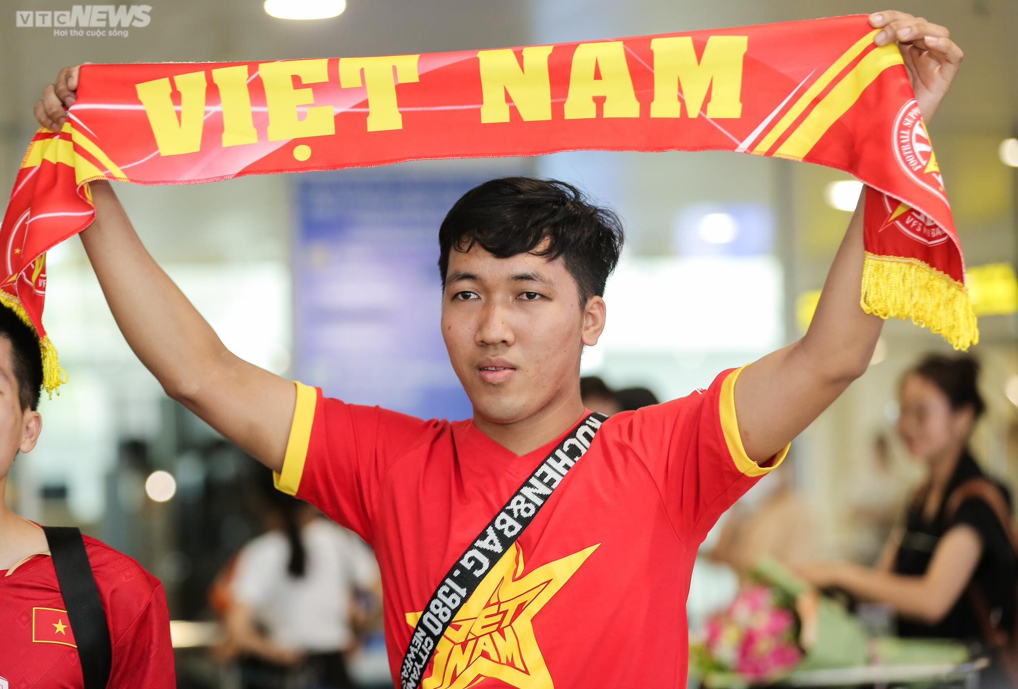 Người hâm mộ vây kín, hô vang 'tự hào' đón tuyển nữ Việt Nam - 3