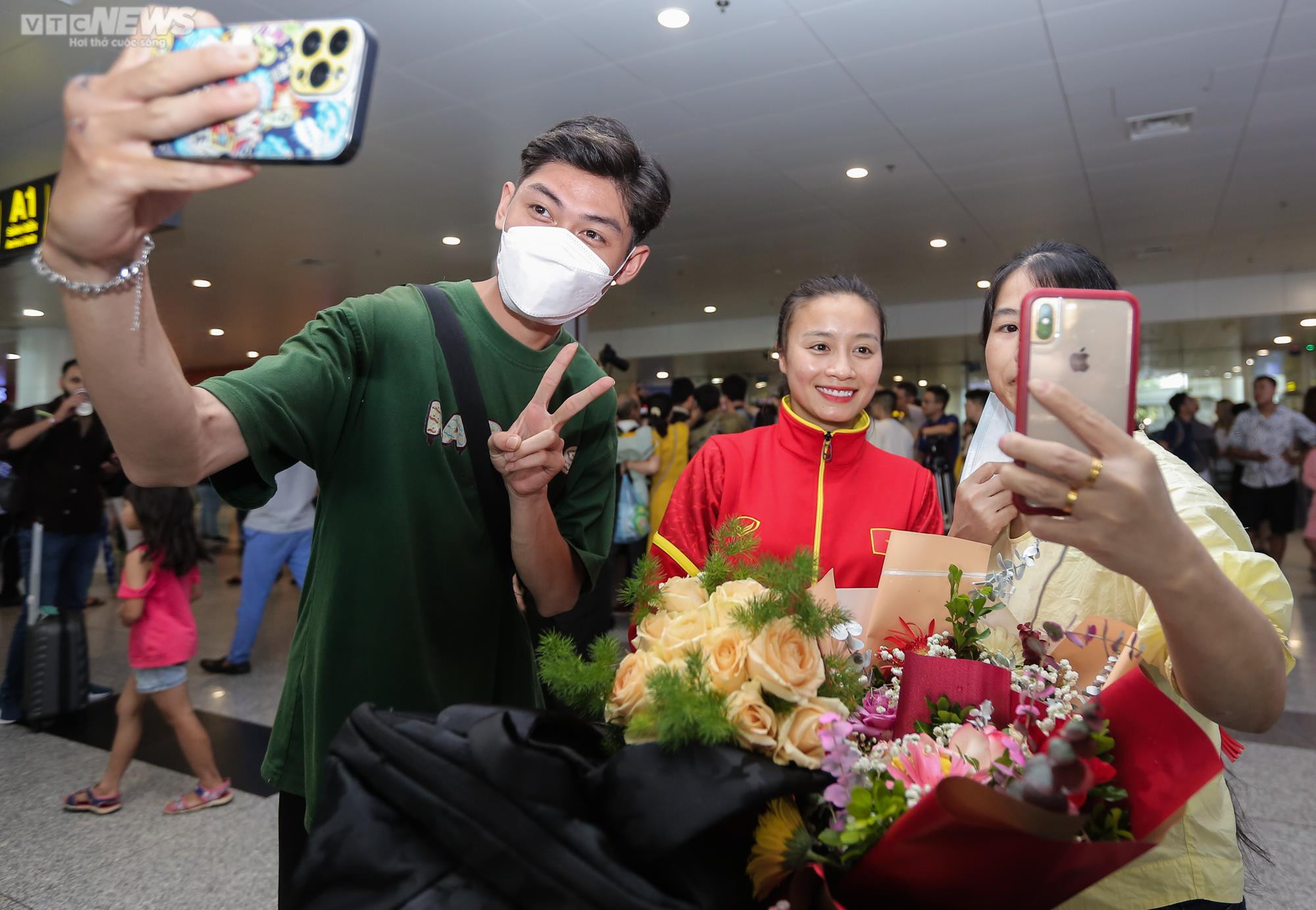 Người hâm mộ vây kín, hô vang 'tự hào' đón tuyển nữ Việt Nam - 17