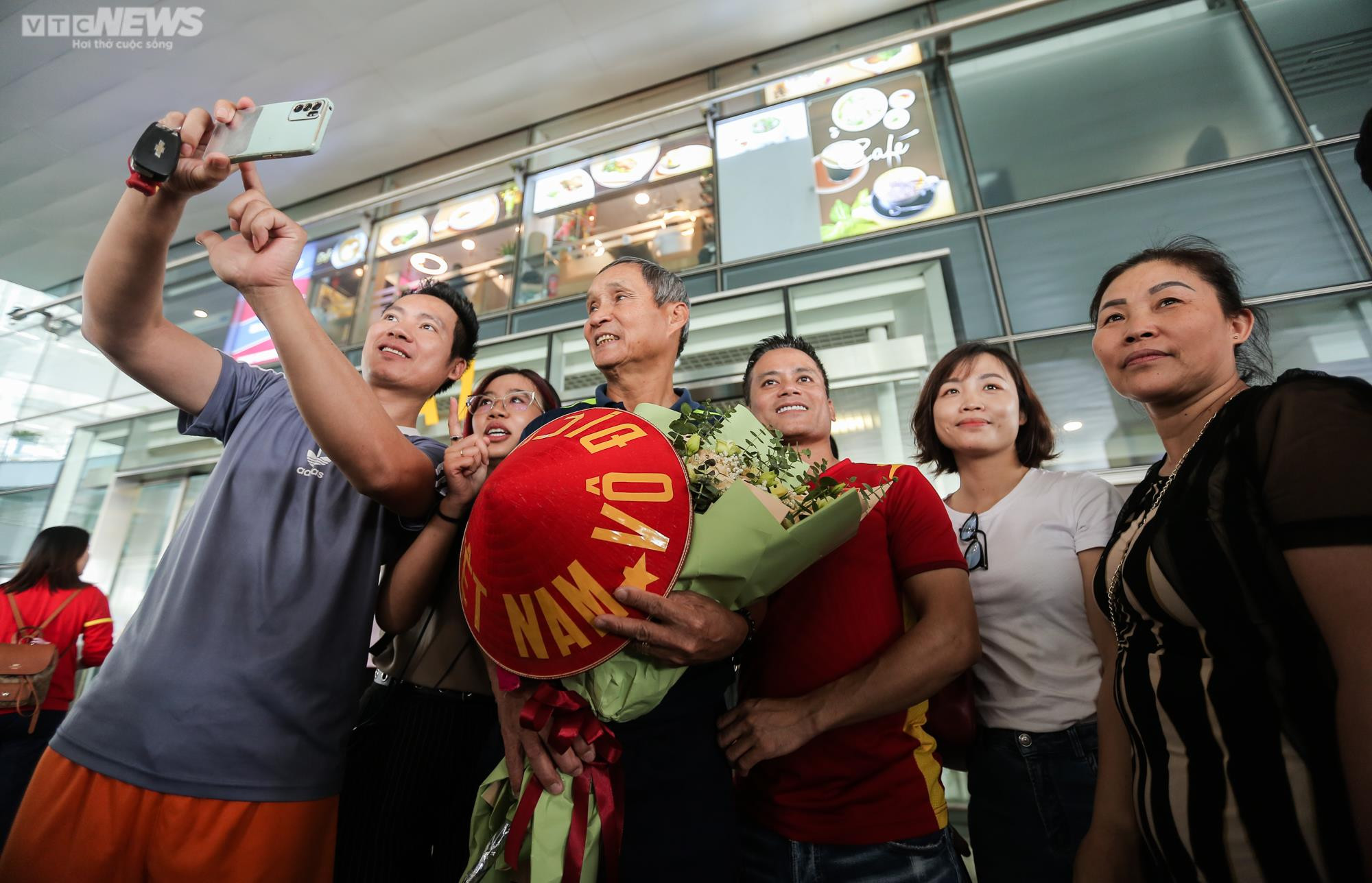 Người hâm mộ vây kín, hô vang 'tự hào' đón tuyển nữ Việt Nam - 15