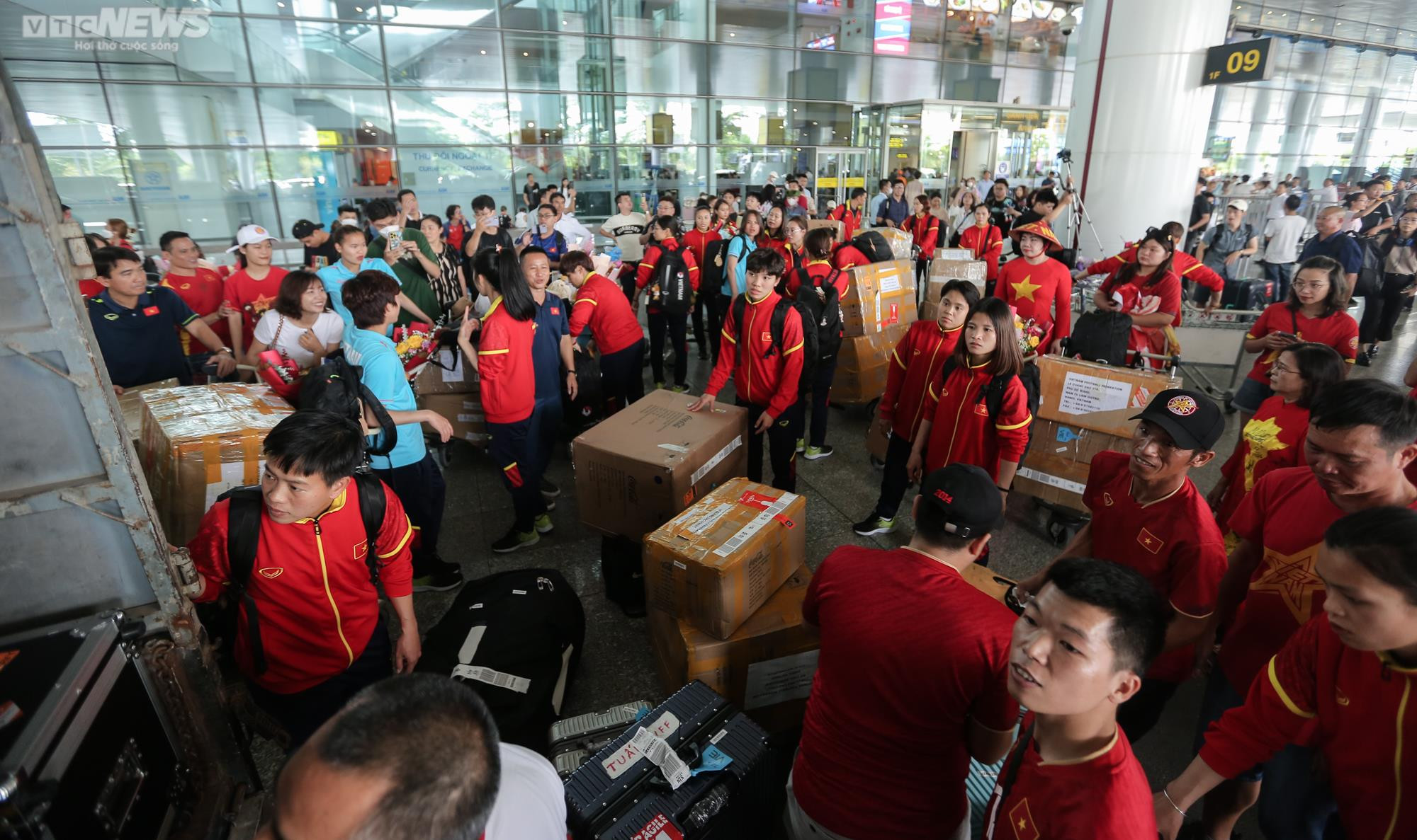 Người hâm mộ vây kín, hô vang 'tự hào' đón tuyển nữ Việt Nam - 19