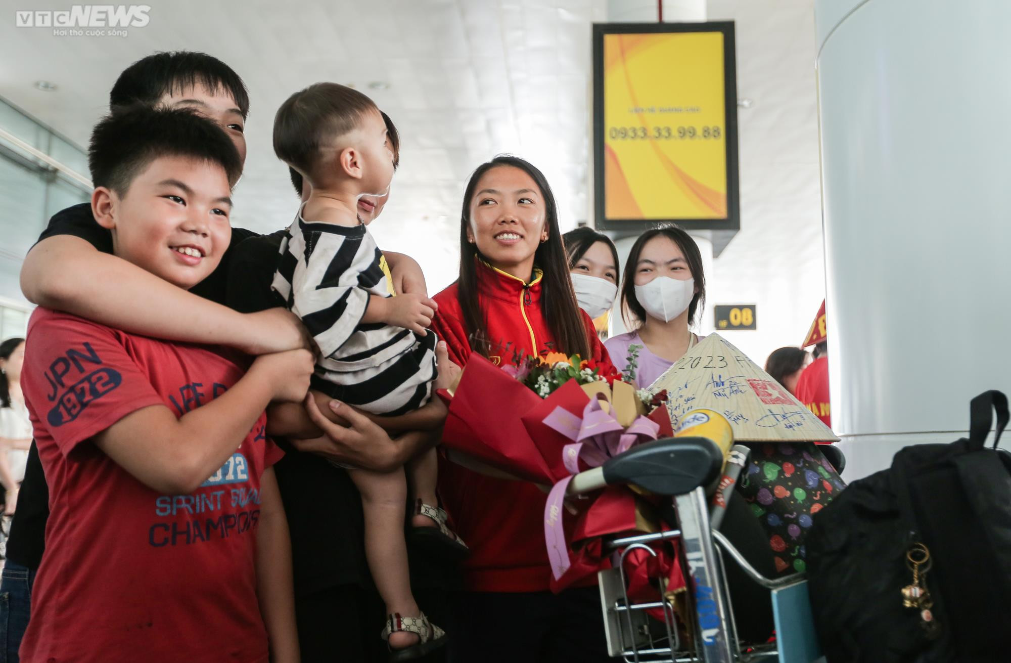 Người hâm mộ vây kín, hô vang 'tự hào' đón tuyển nữ Việt Nam - 18