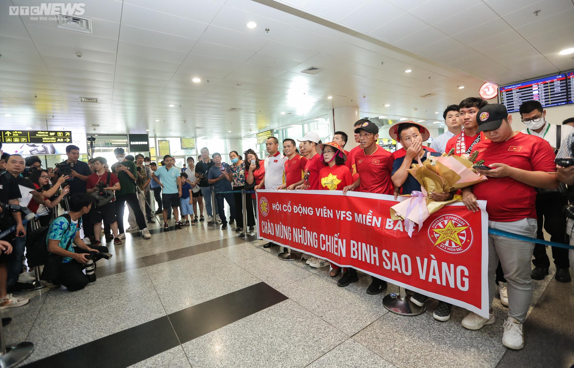 Người hâm mộ vây kín, hô vang 'tự hào' đón tuyển nữ Việt Nam - 1