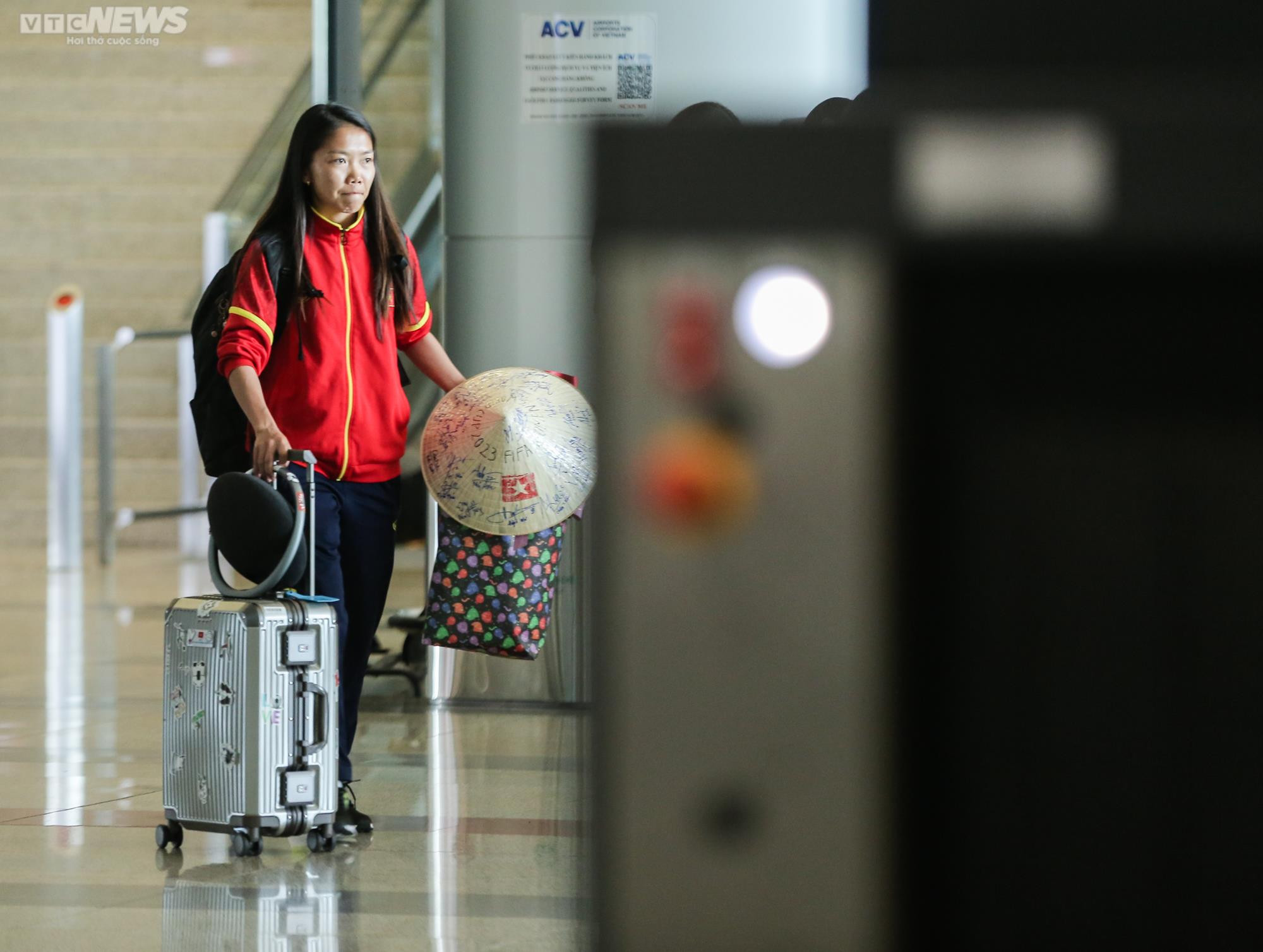 Người hâm mộ vây kín, hô vang 'tự hào' đón tuyển nữ Việt Nam - 8