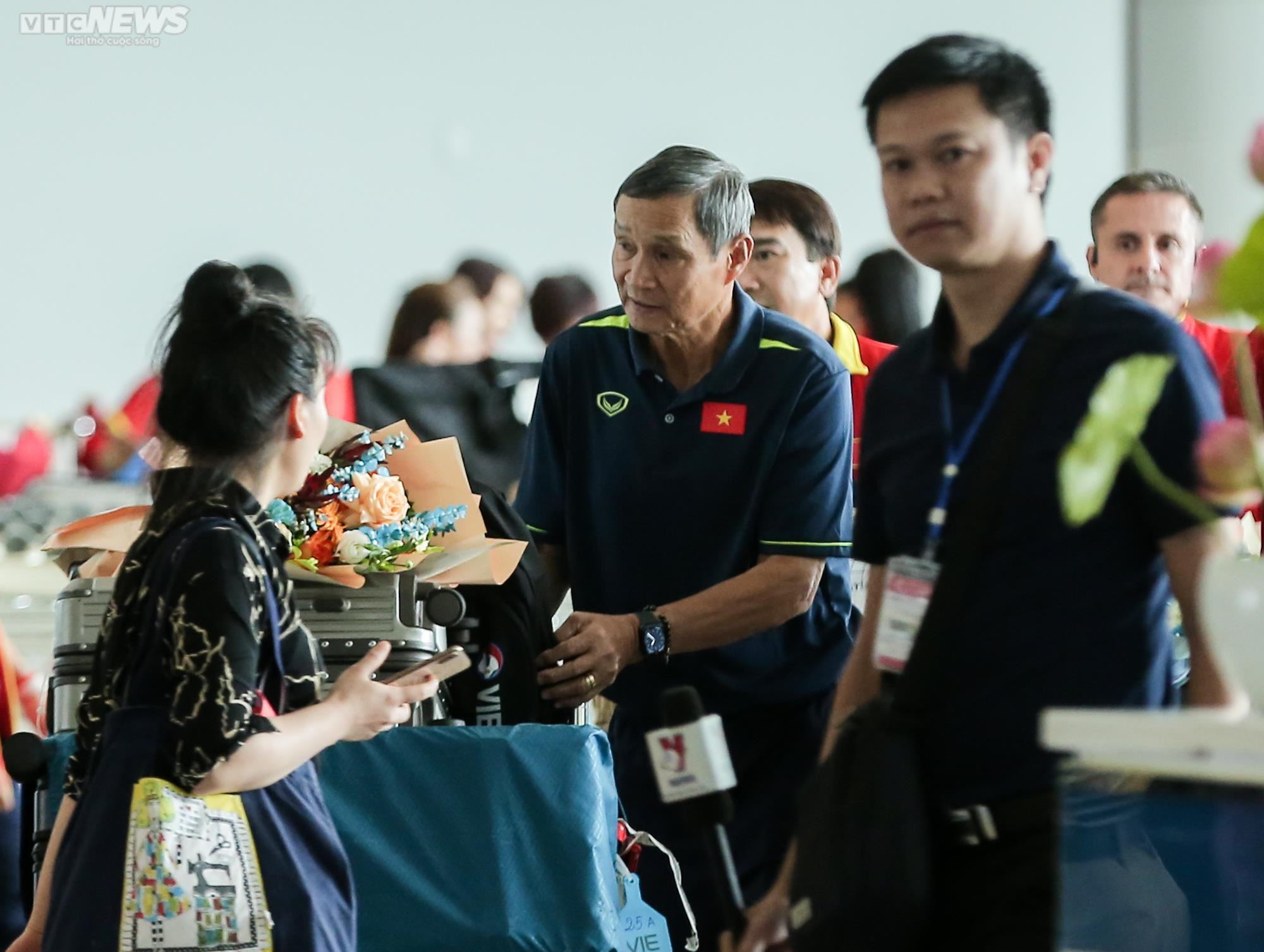 Người hâm mộ vây kín, hô vang 'tự hào' đón tuyển nữ Việt Nam - 5