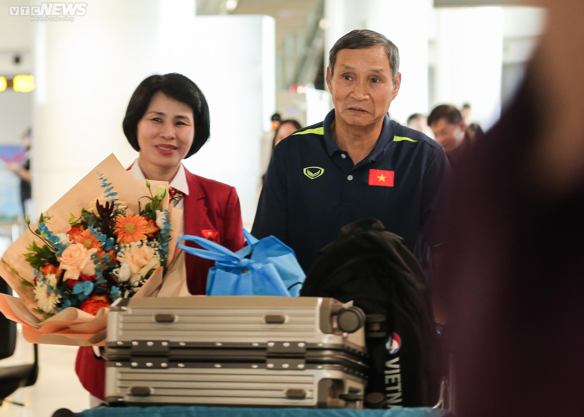 Người hâm mộ vây kín, hô vang 'tự hào' đón tuyển nữ Việt Nam - 6