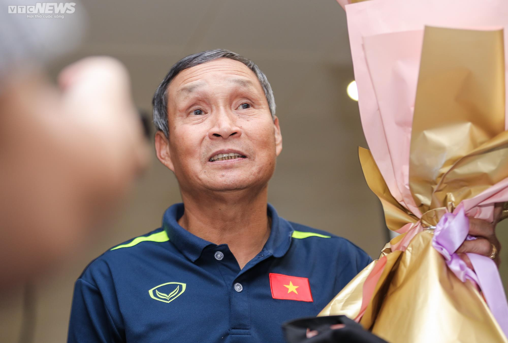 Người hâm mộ vây kín, hô vang 'tự hào' đón tuyển nữ Việt Nam - 7